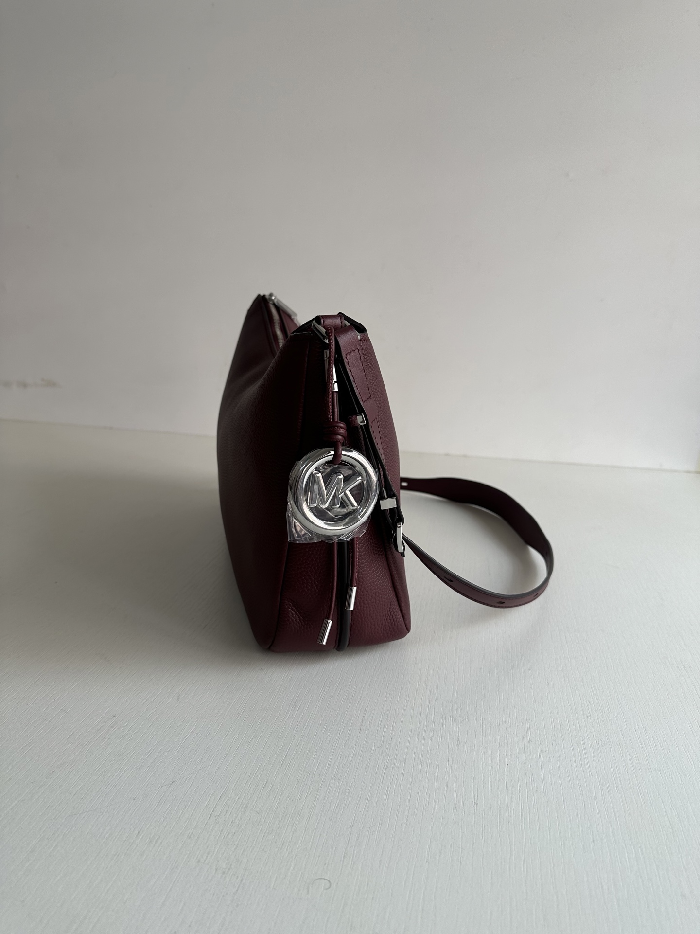 Michael Kors <荔枝纹牛皮> mk新款Nolita系列Michael kors 中号荔枝纹牛皮单肩包