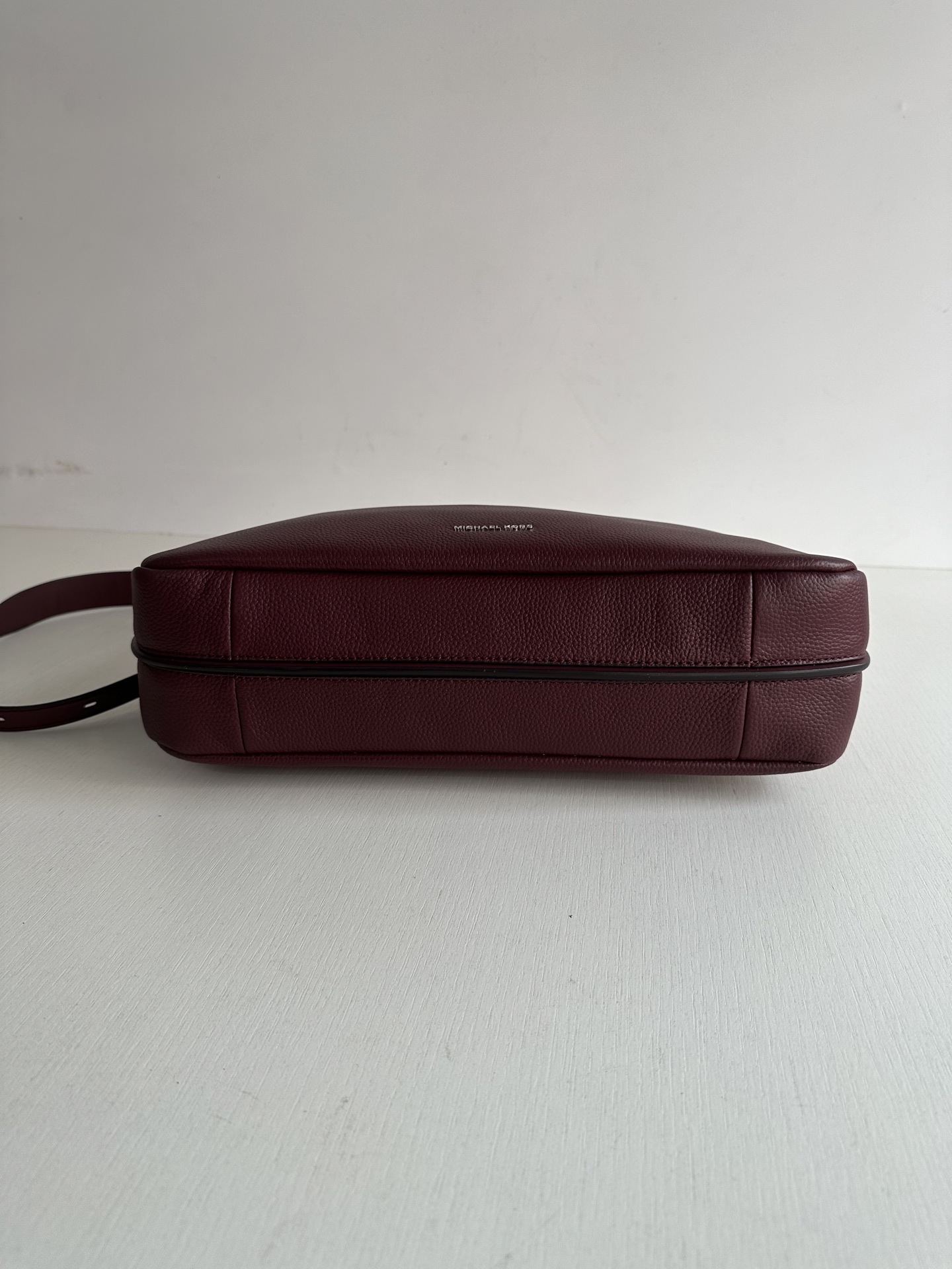 Michael Kors <荔枝纹牛皮> mk新款Nolita系列Michael kors 中号荔枝纹牛皮单肩包