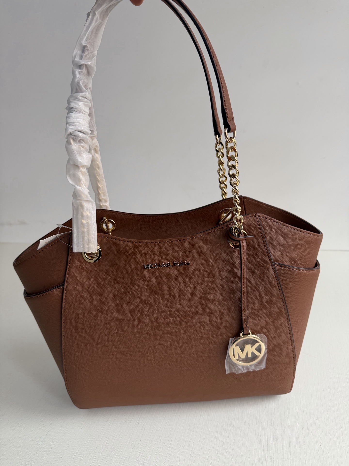 原单340
mk新款JET SET TRAVEL系列妈咪购物袋，尺寸:底长27上宽39&times;26&times;11