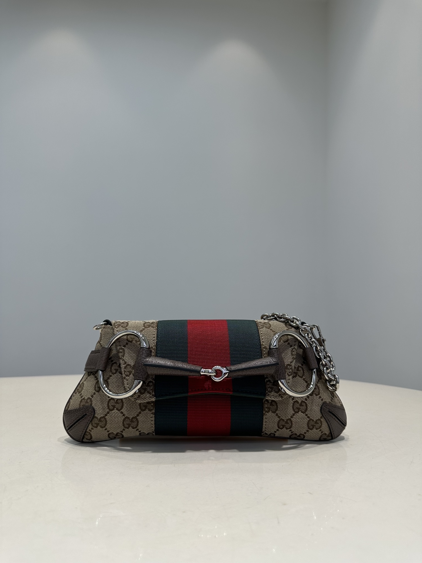 P880 Pure original Gucci 23 new Horsebit Chain series small chain horsebit shoulder bag. Gucci reinterprets the brand's classic elements, skillfu