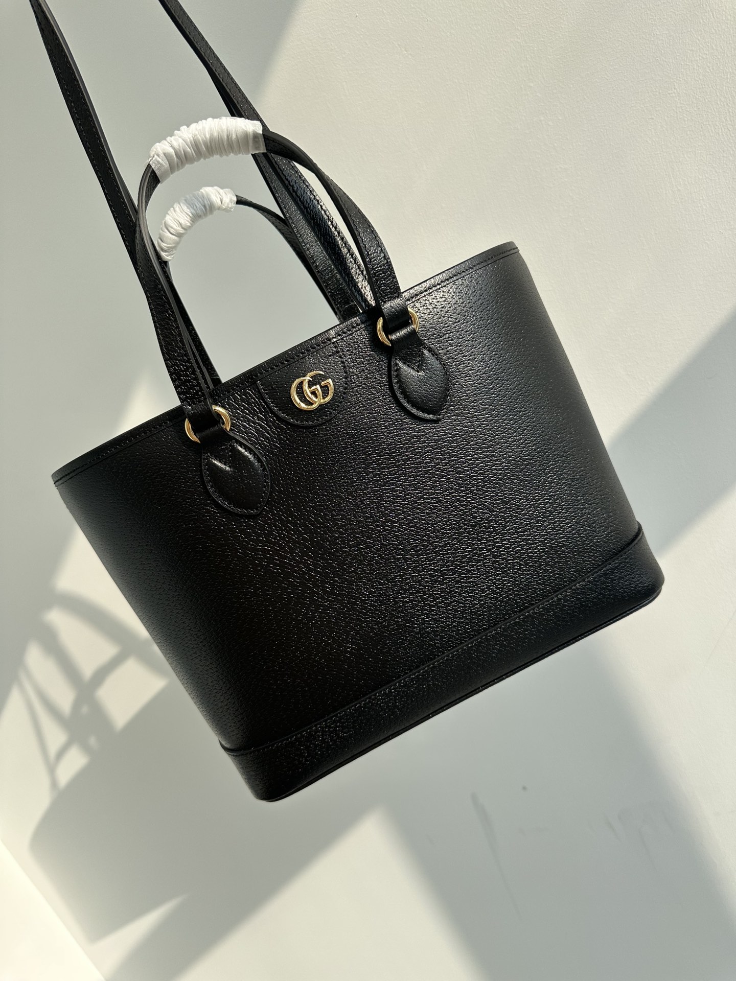 P900 Pure original Gucci Gucci 23 new mini tote bag shopping bag, the Ophidia series has been reinterpreted with new sizes and styles. The handle
