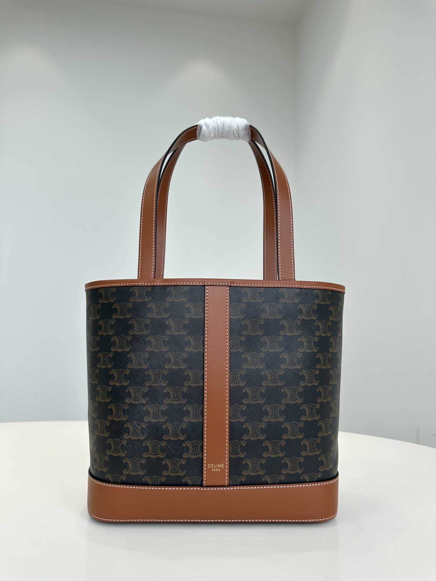 P680 Pure original cow CELINE/Celine CABAS small logo printed cow leather handbag, portable bucket bag, women's bag! The body of the bag is made
