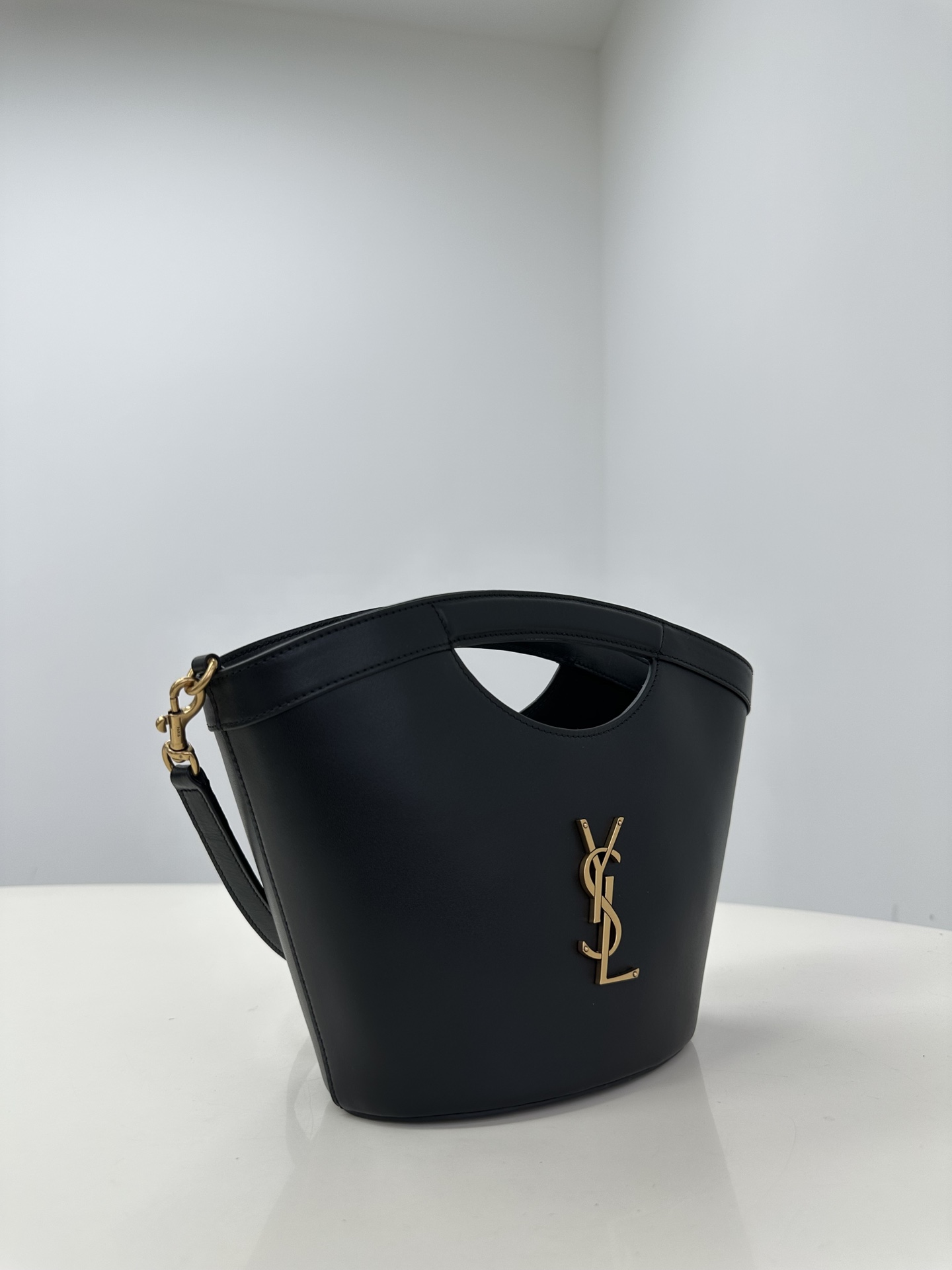 Saint Laurent ysl style tote bucket bag, full cowhide inside and outside, decorated with LE CASSANDRE.