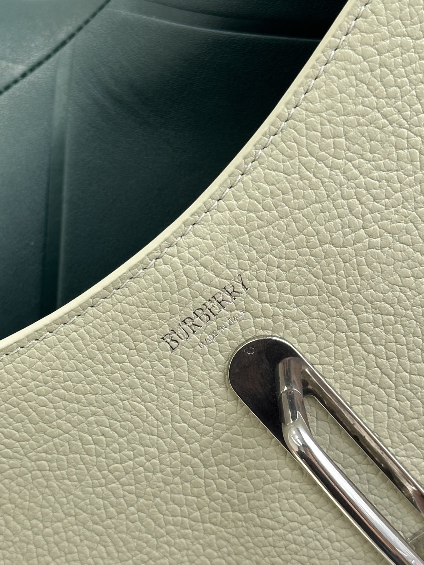 Burberry Imported hot stamping logounique anti-counterfeiting code!