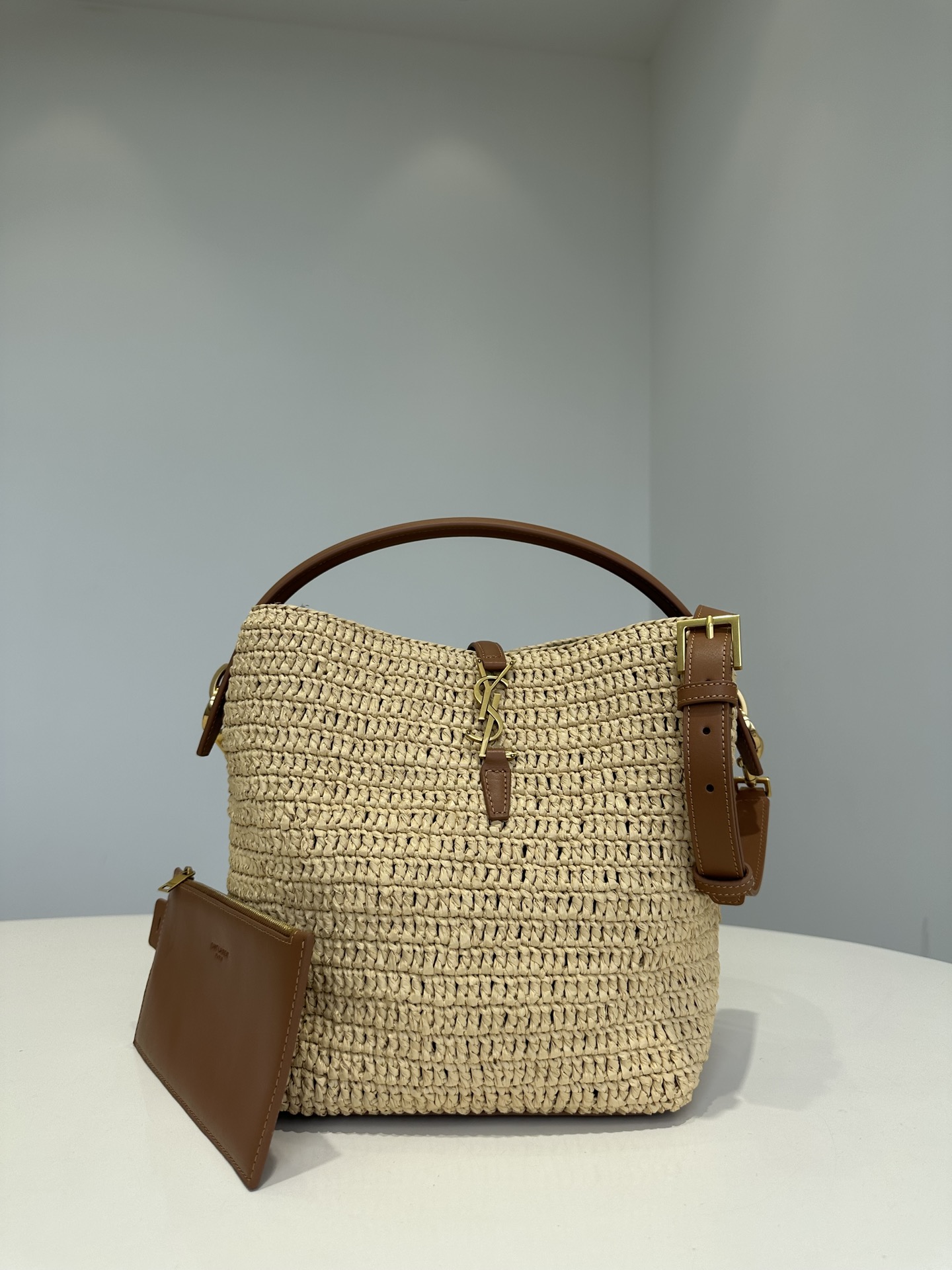 Purely original YSL Saint Laurent large size 24 new LE 37 pure handmade raffia woven armpit bag handheld tote bag bucket bag, this style is an up