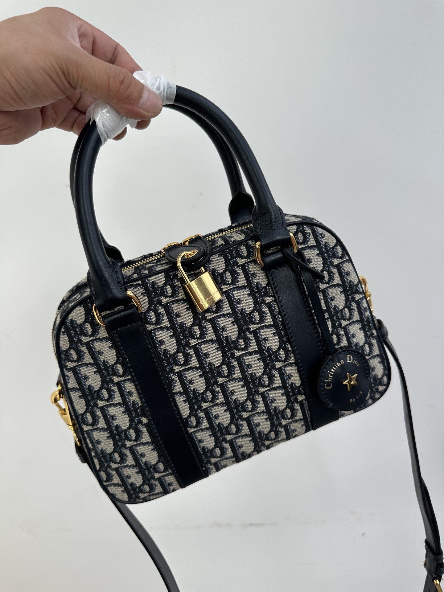 P950 High-end goods, pure original Dior/Dior medium D-Vibe bowling bag, presbyopic new cross-body portable Boston bag, this D-Vibe bowling bag is