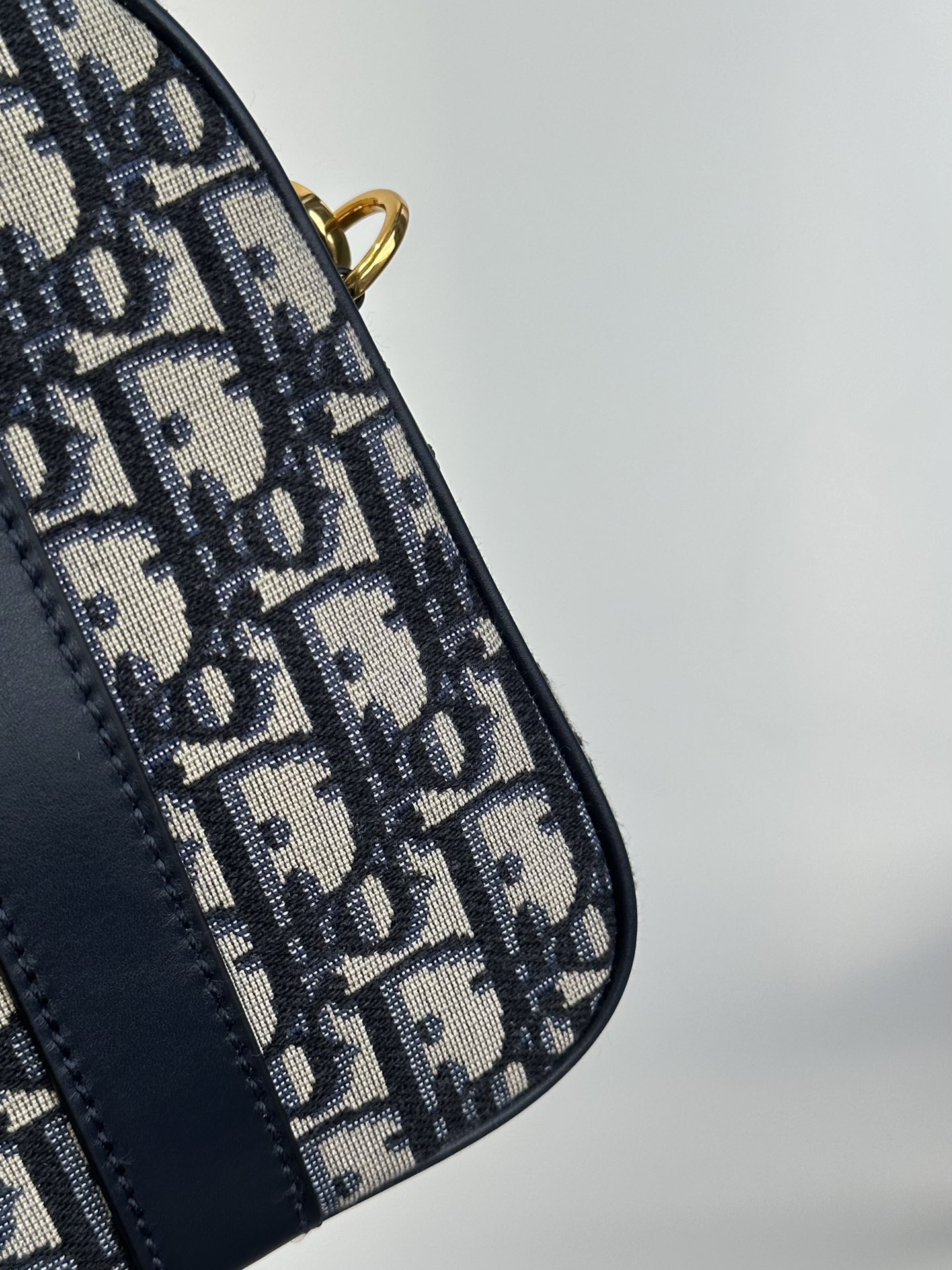 Lets take a look at Diors classic blue embroidered jacquard material and dark blue calfskin. The material is wear-resistant and durable, the pres