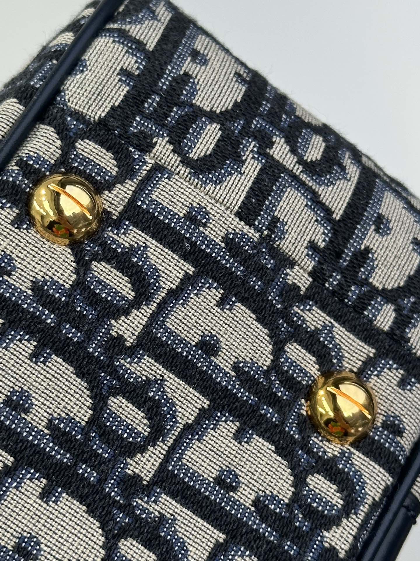 Lets take a look at Diors classic blue embroidered jacquard material and dark blue calfskin. The material is wear-resistant and durable, the pres
