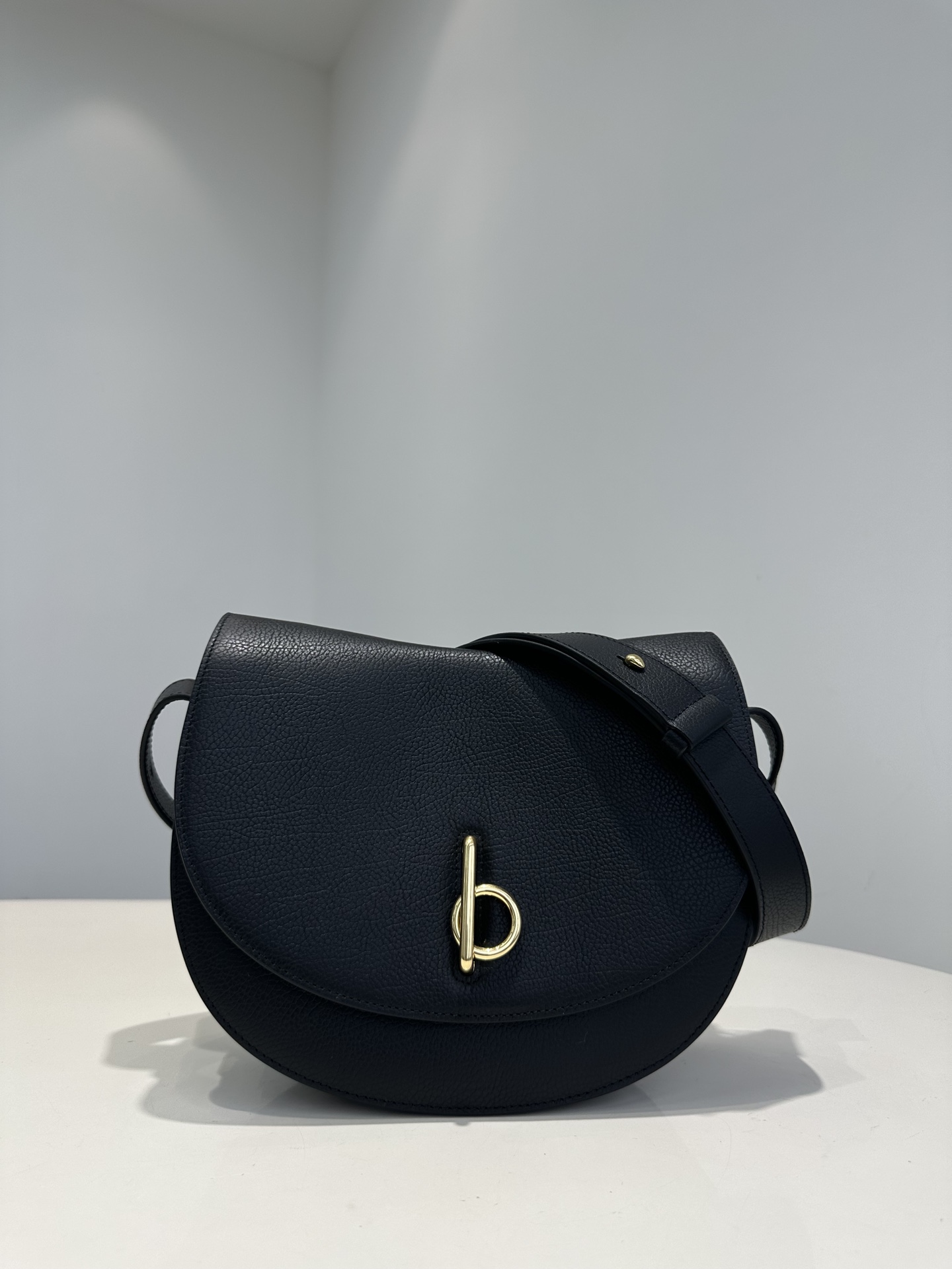 Produced by a high-end OEM factory, pure original Burberry/Burberry large size 24s new pebbled calfskin shoulder bag saddle bag for women, standi
