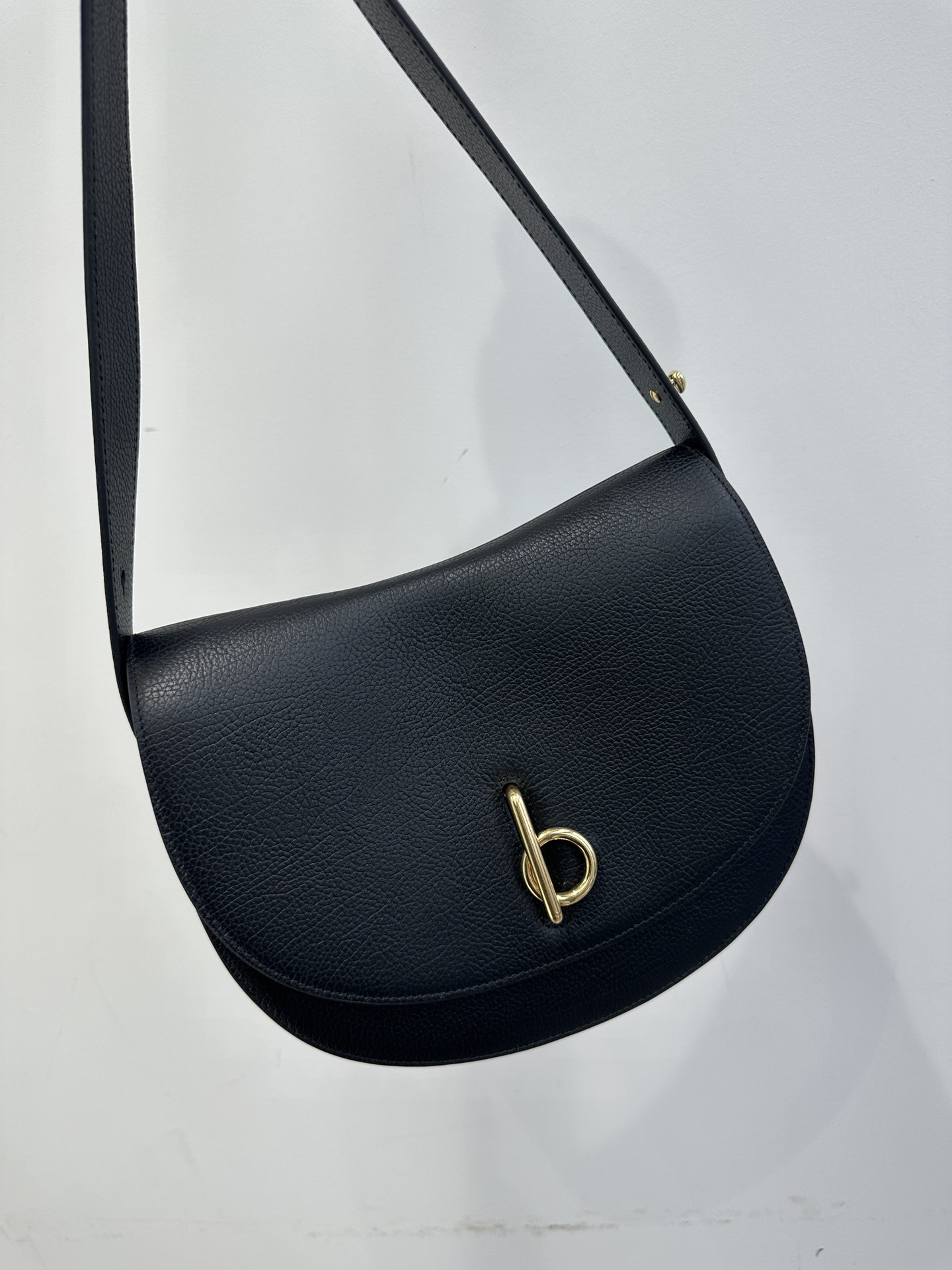 Produced by a high-end OEM factory, pure original Burberry/Burberry large size 24s new pebbled calfskin shoulder bag saddle bag for women, standi
