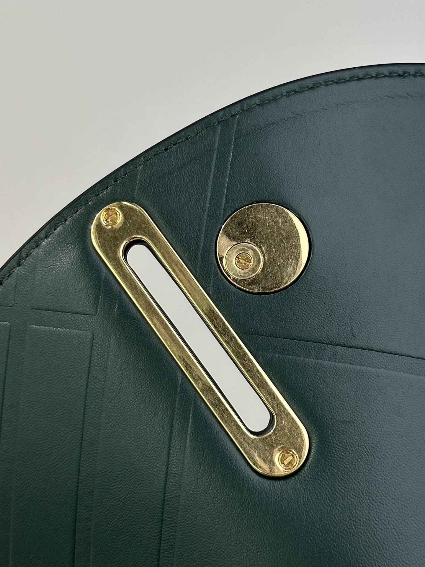 Burberry Taking a look at the original hardware, the stainless steel hardware has thick electroplating process, the hardware fonts are very clear