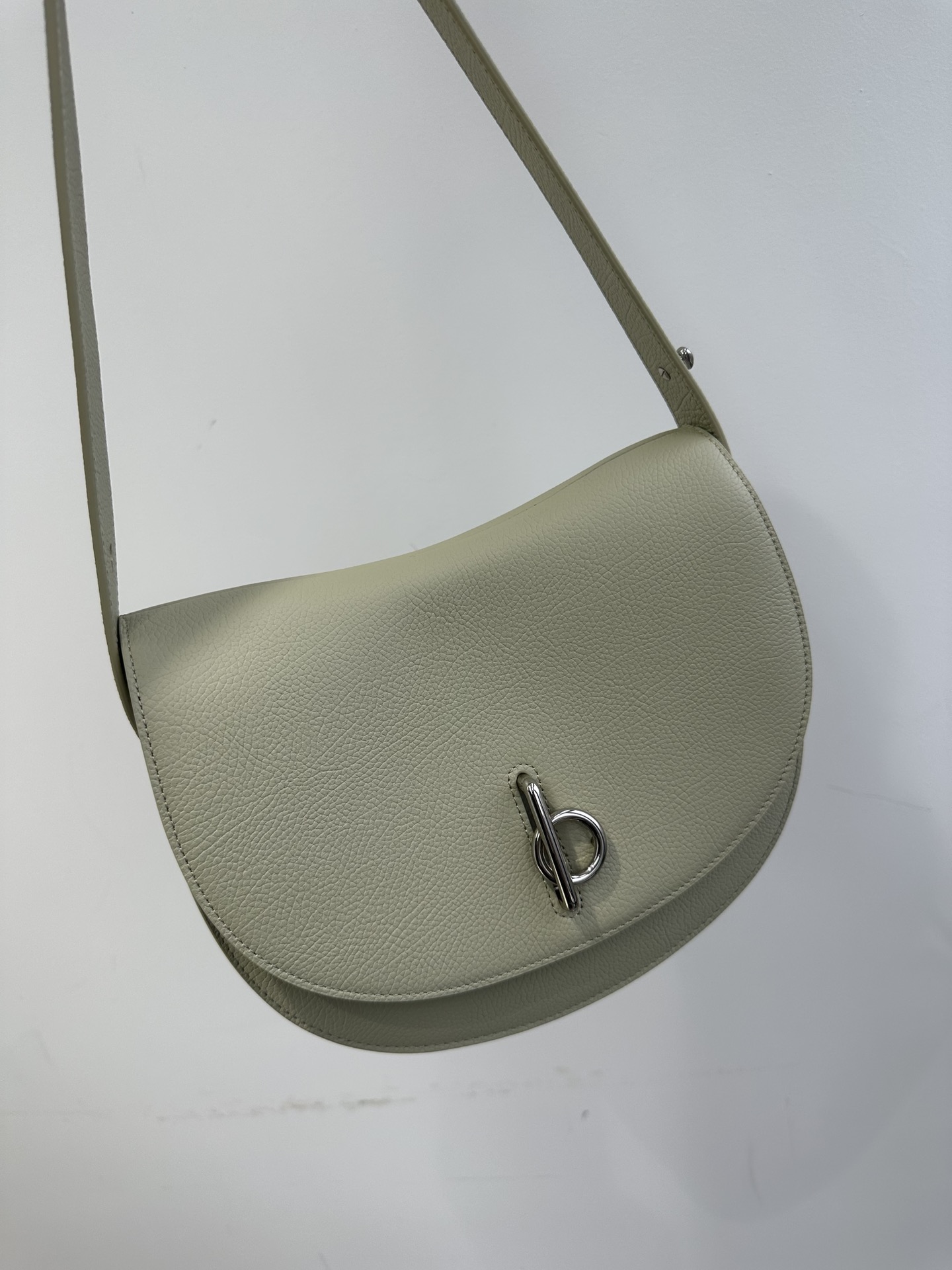 Produced by the foundry, pure original Burberry/Burberry large size 24s new pebbled calfskin shoulder bag saddle bag for women, standing bag styl