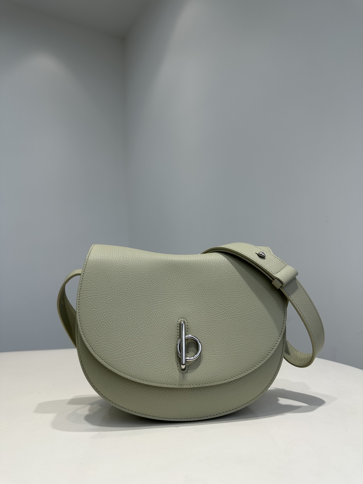 Produced by the foundry, pure original Burberry/Burberry large size 24s new pebbled calfskin shoulder bag saddle bag for women, standing bag styl