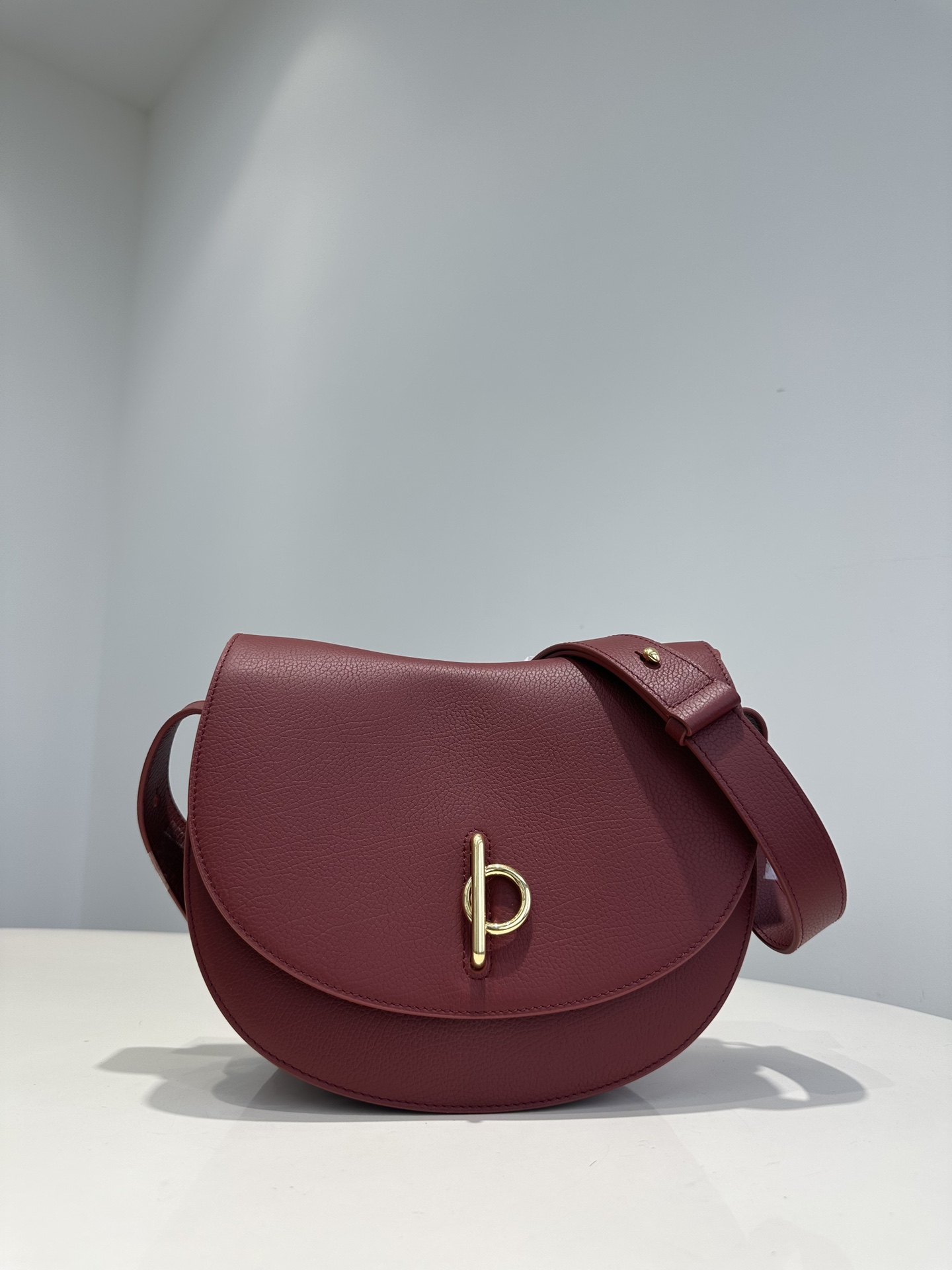 Produced by the foundry, pure original Burberry/Burberry large size 24s new pebbled calfskin shoulder bag saddle bag for women, standing bag styl