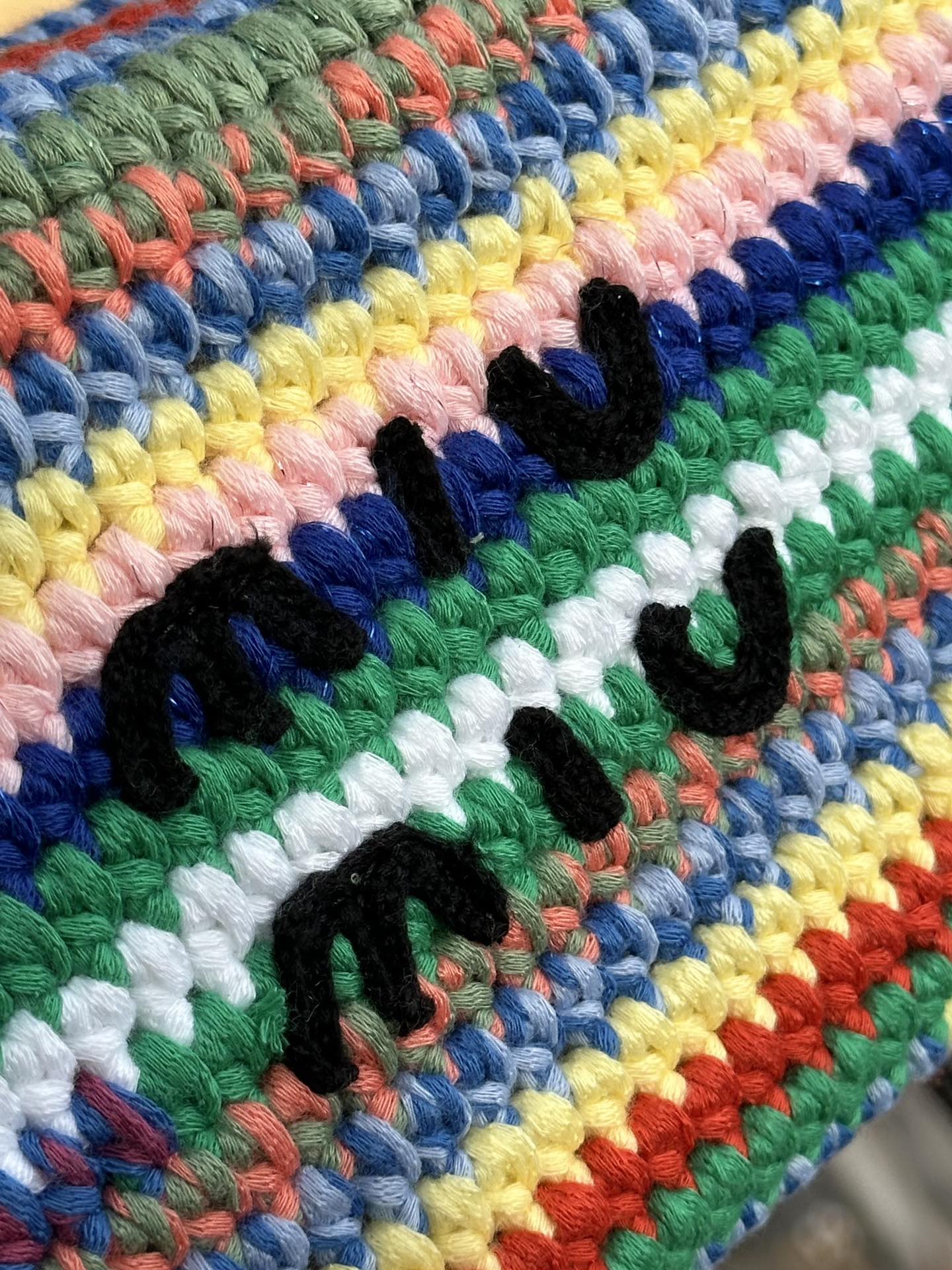 Miu Miu Lets take a look at the materials, pure hand-woven colorful wool thread knitting, appearance brand logo knitting + striped wool knitting
