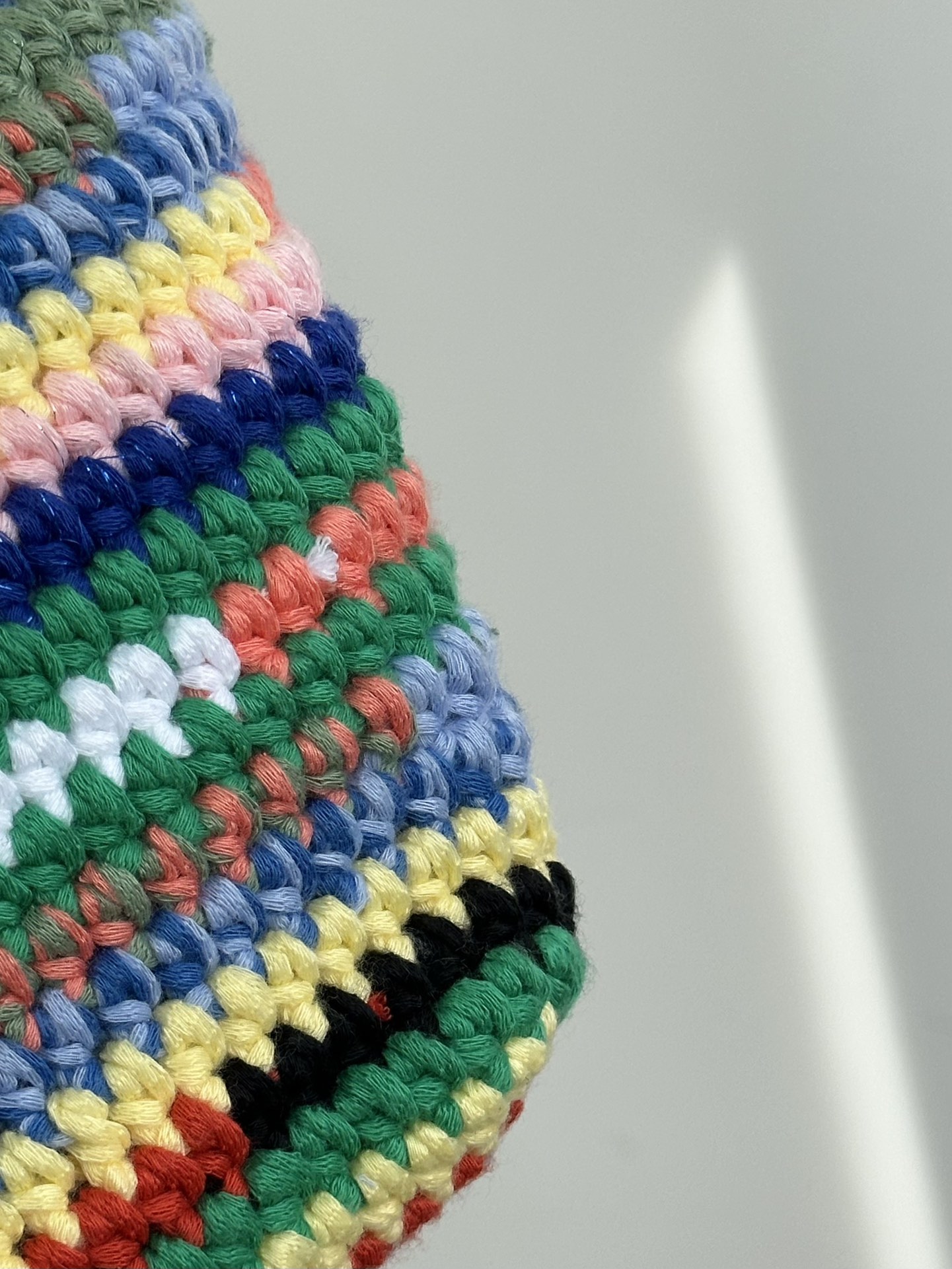 Miu Miu Lets take a look at the materials, pure hand-woven colorful wool thread knitting, appearance brand logo knitting + striped wool knitting
