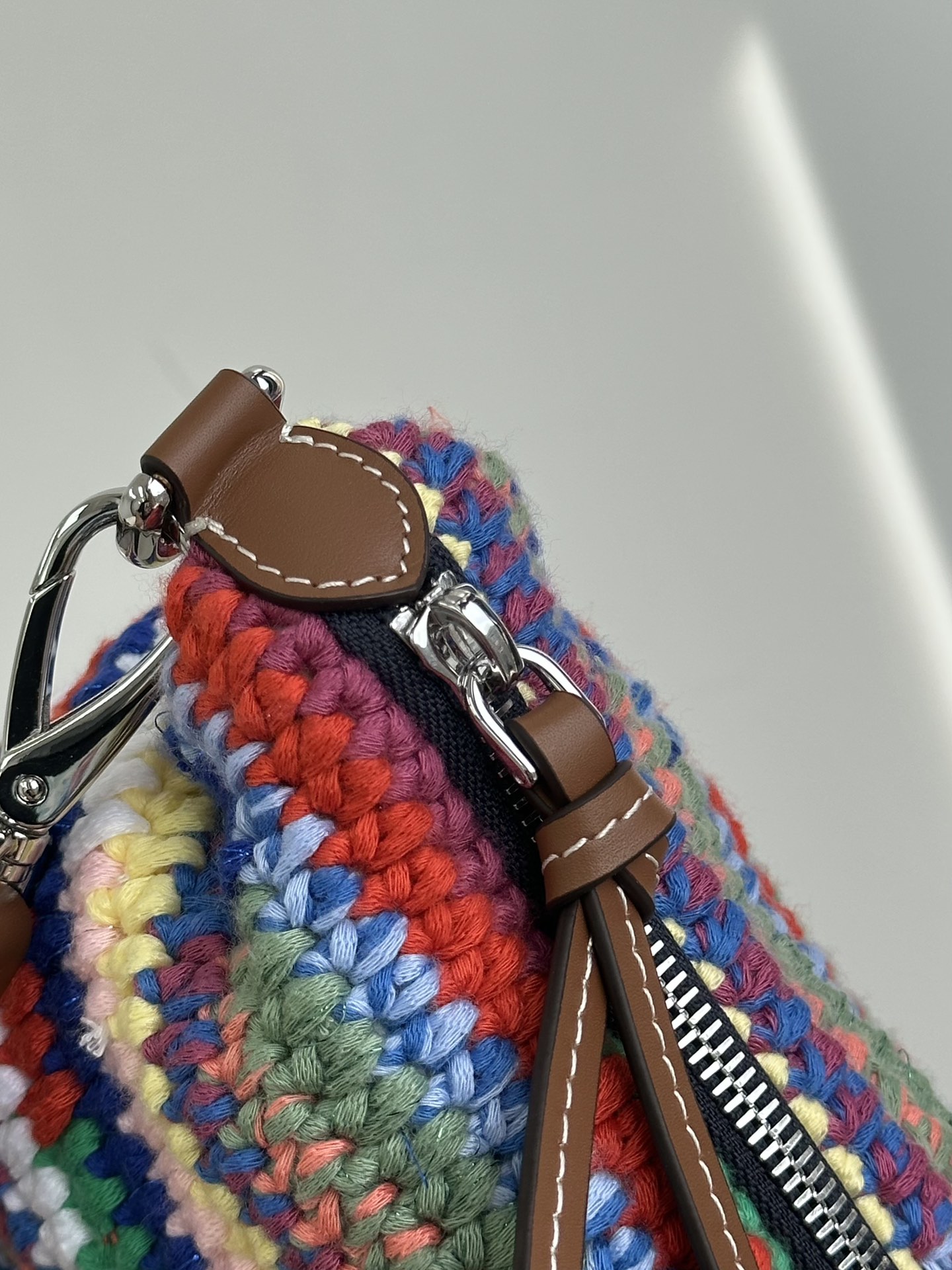 Miu Miu Lets take a look at the hardware details. All-steel hardware accessories are made of thick electroplated materials and bright-colored all