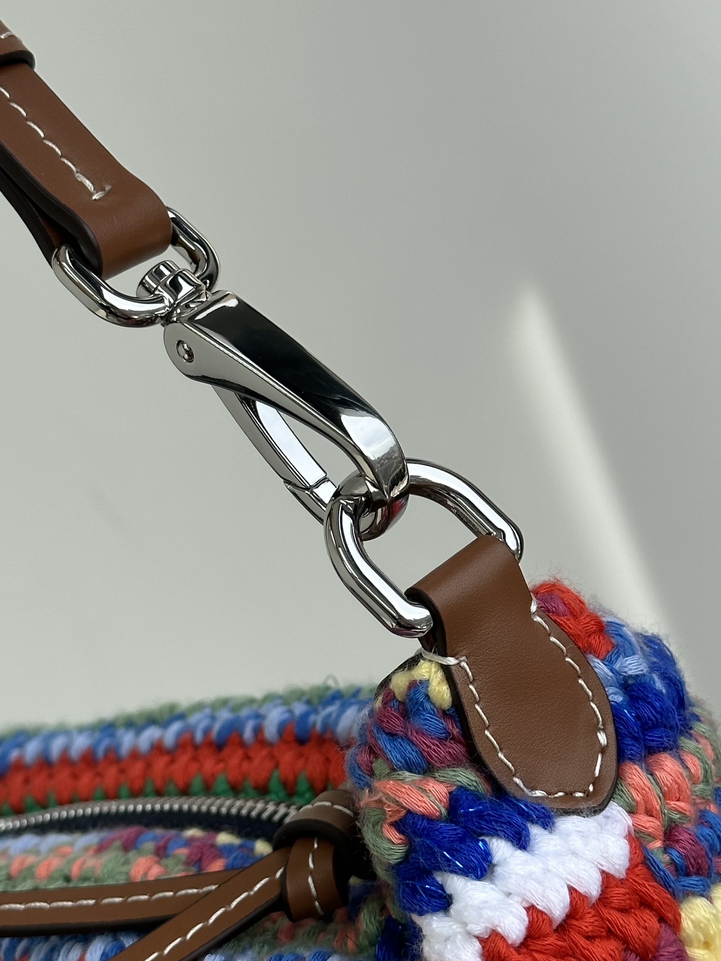 Miu Miu Lets take a look at the hardware details. All-steel hardware accessories are made of thick electroplated materials and bright-colored all