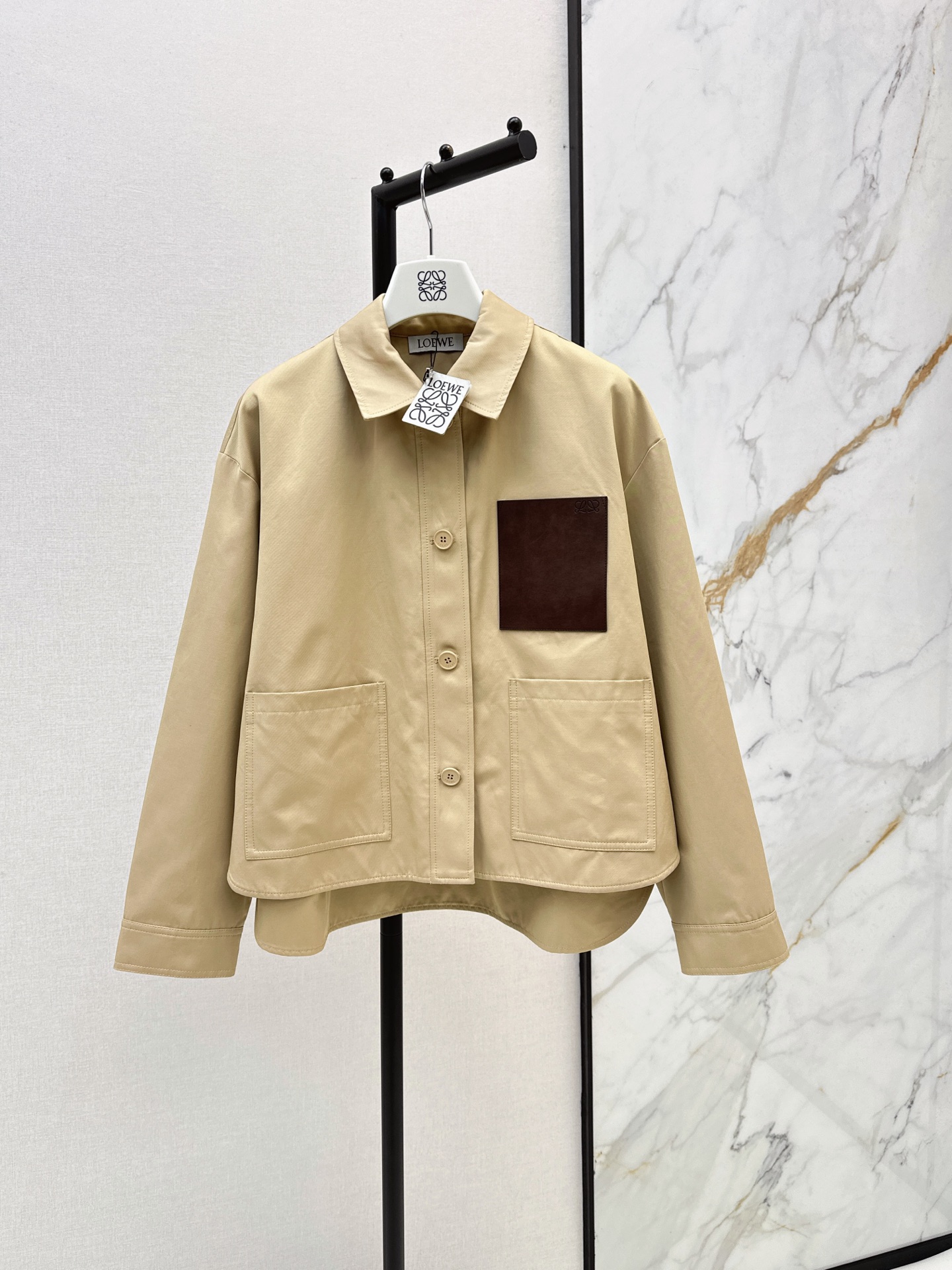 NO:908267,Loe 26Ss————The latest khaki jacket for early autumn, classic small lapels, single row of buttons of the same color, low-key and durable, contrasting dark brown leather patches, hidden brand embroidery logo, double large front and rear patch pockets for practical storage, short front and long back curved hem to optimize proportions, looks great with high-waisted pants or skirts, easily creates a relaxed and high-end sense, one color smlxl,,loewe,skirts,jackets & coats,jackets &  coats,19860909Loe 26Ss————早秋最新款卡其色夹克外套 经典小翻领利落 单排同色系纽扣低调耐看 撞色深棕皮质贴点缀 暗藏品牌刺绣标识 前后双大贴袋实用能装 前短后长弧形下摆优化比例 搭高腰裤或裙装都很出彩 轻松打造松弛高级感 一色smlxl,,loewe,skirts,jackets & coats,jackets & coats,,Women's clothing