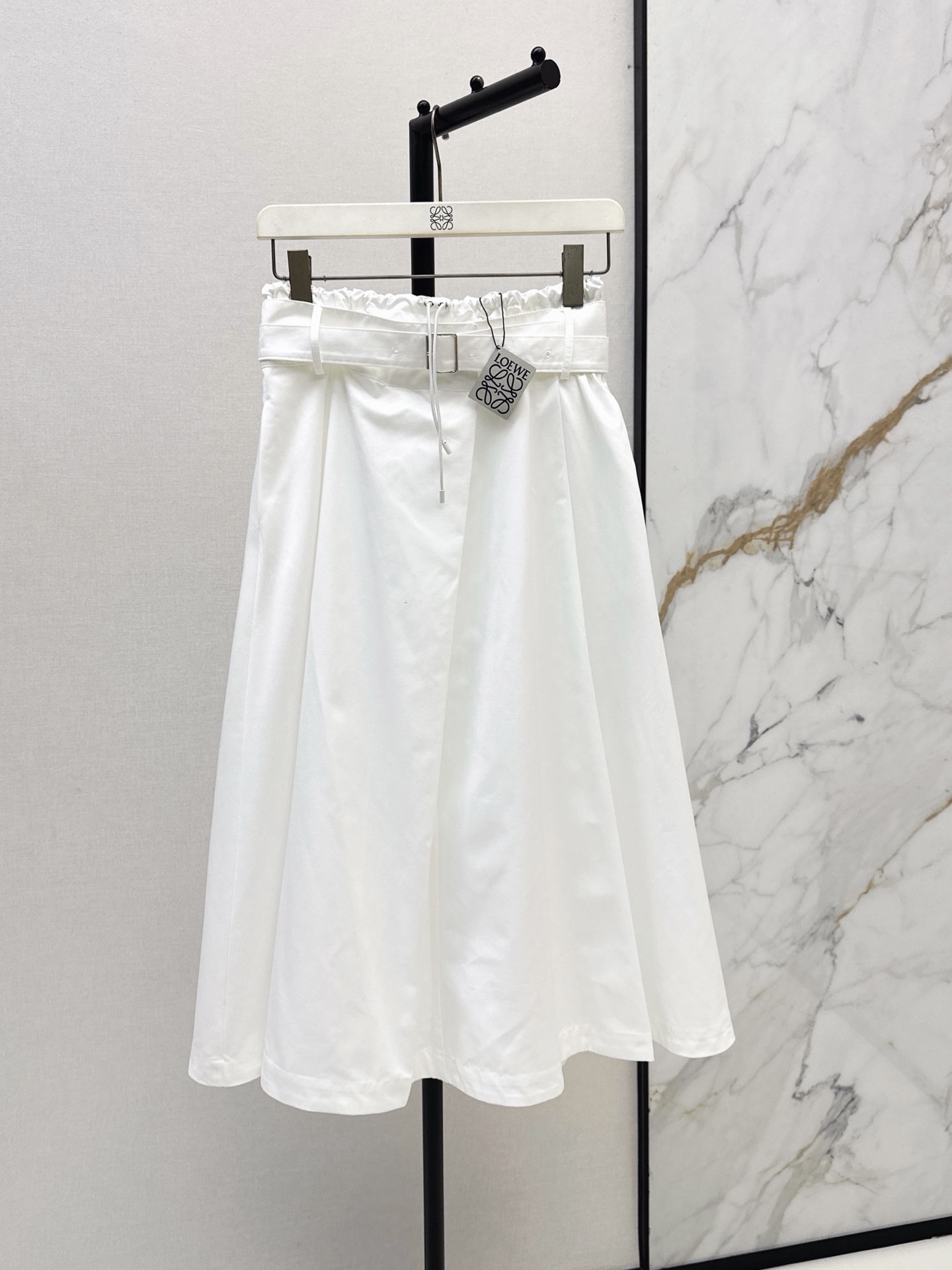 NO:908263,Loe 26Ss————The latest high-waisted A-line skirt for spring and summer. Stiff and anti-wrinkle fabric. Breathable and not easy to collapse. Waist drawstring + belt design. Freely adjustable. Can be tightened at will. Friendly for pear-shaped figures. Large swing cut. Drape to cover the crotch. Easily manage for commuting, gatherings and vacations. Great with shirts or short sleeves. Easily get a high-end relaxed look. Two-color smlxl,,loewe,skirts,shirts,T-shirt,19860909Loe 26Ss————春夏最新款高腰A字半裙 挺括抗皱面料 透气不易软塌 腰头抽绳+腰带设计 可自由调节 随意收束腰线梨形身材友好 大摆剪裁 垂顺遮胯藏肉 通勤 聚会 度假都能轻松驾驭 搭配衬衫或短袖都很出彩 轻松get高级松弛感穿搭 两色smlxl,,loewe,skirts,shirts,T-shirt,,Women's clothing