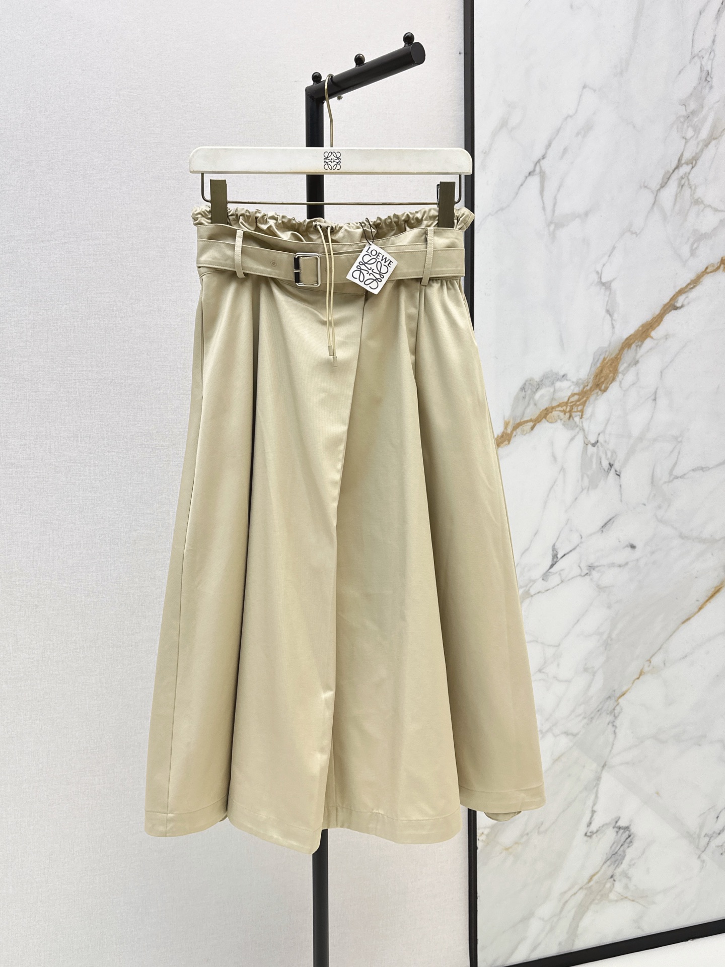 NO:908302,Loe 26Ss————The latest high-waisted A-line skirt for spring and summer. Stiff and anti-wrinkle fabric. Breathable and not easy to collapse. Waist drawstring + belt design. Freely adjustable. Can be tightened at will. Friendly for pear-shaped body. Large swing cut. Drape to cover the crotch. Easily manage for commuting, gatherings and vacations. Looks great with shirts or short sleeves. Easily get a high-end relaxed look. Two-color smlxl,,loewe,skirts,shirts,T-shirt,19860909Loe 26Ss————春夏最新款高腰A字半裙 挺括抗皱面料 透气不易软塌 腰头抽绳+腰带设计 可自由调节 随意收束腰线梨形身材友好 大摆剪裁 垂顺遮胯藏肉 通勤 聚会 度假都能轻松驾驭 搭配衬衫或短袖都很出 轻松get高级松弛感穿搭 两色smlxl,,loewe,skirts,shirts,T-shirt,,Women's clothing