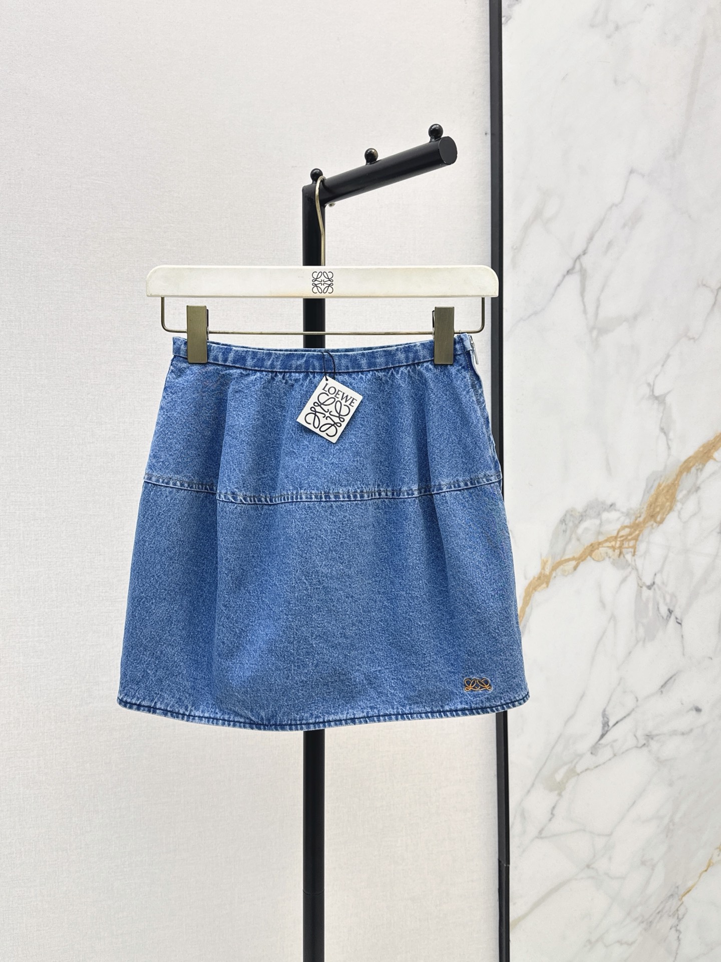 NO:908287,Loe 26Ss - the latest early autumn denim bud skirt. Made of denim washed cotton fabric. Standard high waist + slightly A wide hem. Optimize the proportion of the lower body. Modify the hip and wide leg shape. The hem has low-key brand dark pattern embroidery. Side zipper opening and closing. Easy to put on and take off. Suitable for daily outings, parties and photos. Paired with light-colored tops or simple accessories. Easily achieve retro hot girl style. Two-color smlxl, loewe, skirts,19860909Loe 26Ss————早秋最新款牛仔花苞短裙 采用牛仔水洗棉面料 标准高腰+微A阔摆 优化下半身比例 修饰胯宽腿型 下摆低调品牌暗纹小刺绣 侧边拉链开合 穿脱方便 日常出街 聚会 拍照都很适合 搭配浅色上衣或简约配饰 复古辣妹风轻松拿捏 两色smlxl,,loewe,skirts,,Women's clothing