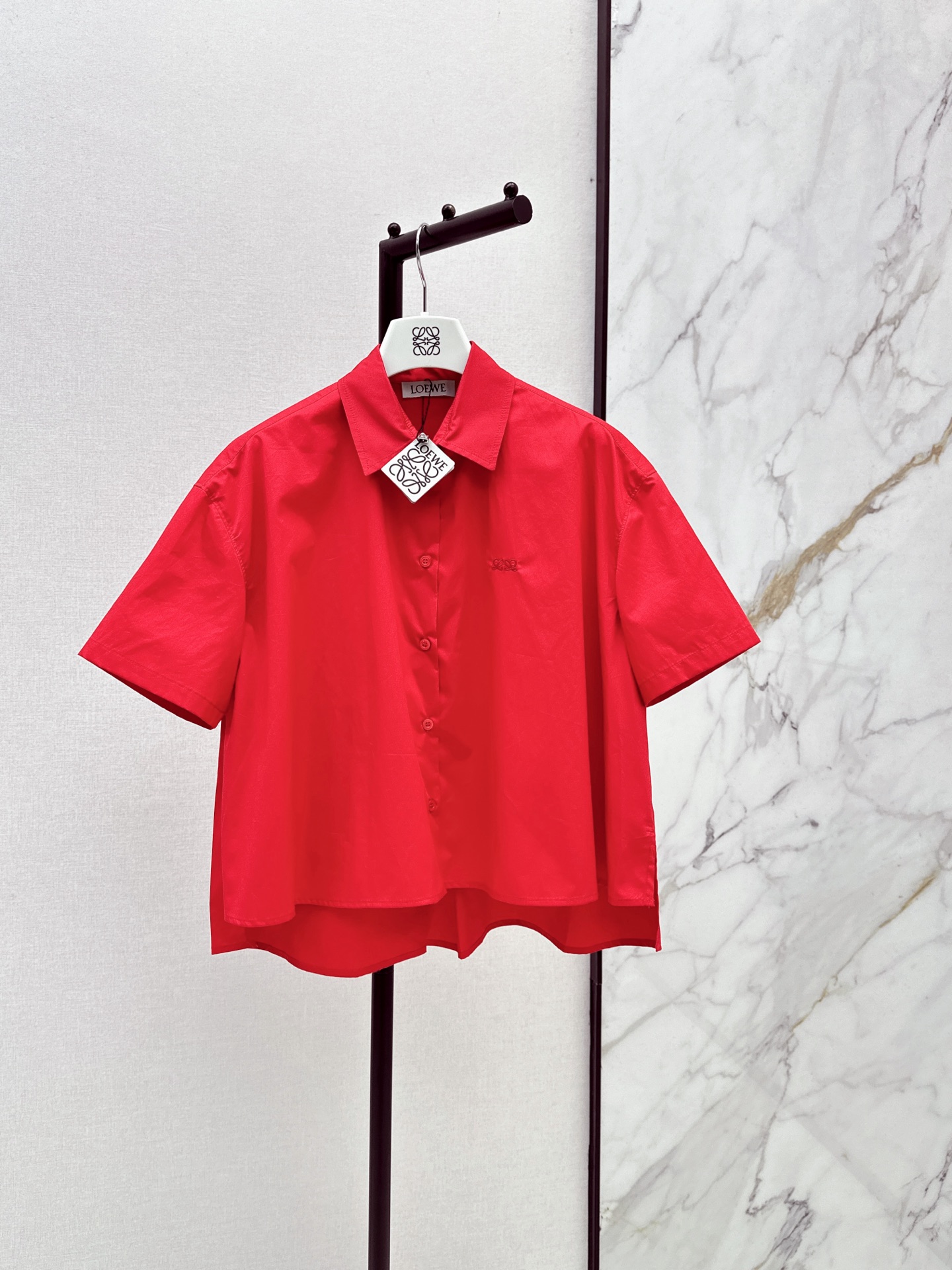 NO:908282,Loe 26Ss - the latest short-sleeved shirt in early autumn. It is made of high-quality cotton fabric. It is super comfortable to wear in summer. Classic lapel + front buttons. Simple and elegant. Loose fit. Short front and long back design. Not picky about body shape. The hem is full of small brand embroidery details. It can be easily managed in daily casual or party. Pair it with light-colored bottoms or jeans to easily get a vibrant summer look. Two-color smlxl l,,loewe,jeans,shirts,T-shirt,19860909Loe 26Ss———早秋最新款短款短袖衬衫 采用高品质棉面料 夏天穿超舒服 经典翻领+正面纽扣 简约又大方 宽松版型 前短后长设计 不挑身材 下摆品牌小刺绣细节感满满 日常休闲 聚会都能轻松驾驭 搭配浅色下装或牛仔裤 轻松get活力夏日look 两色smlxl l,,loewe,jeans,shirts,T-shirt,,Women's clothing