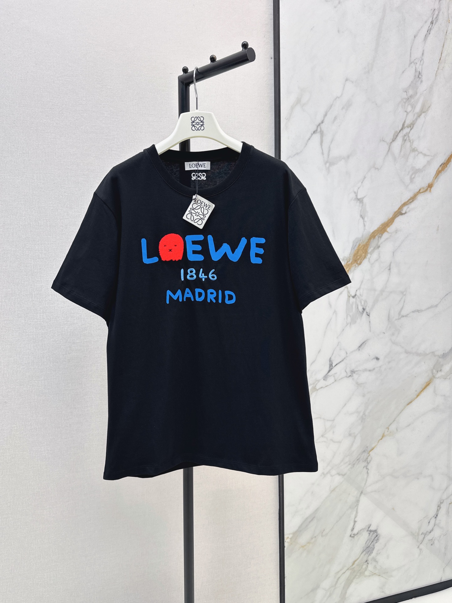 NO:908273,Loe 26Ss————The latest black lion T-shirt for spring and summer. It is made of cotton fabric. It is soft and breathable. The red flocked lion on the chest is super cute. It has a blue logo. The round neck is loose and has a loose fit. It hides the fat and looks slim. It is not picky about the figure. It is full of fun. It is very versatile for daily wear. It looks great with jeans or skirts. It is easy to get a relaxed style. One color sml, loewe, skirts, jeans, tees, t-shirt,19860909Loe 26Ss————春夏最新款黑色小狮子T恤 采用棉质面料 软糯透气 胸前红色植绒小狮子超可爱 搭配蓝色logo 圆领宽松版型 藏肉显瘦 不挑身材 趣味满满 日常穿搭超百搭 无论配牛仔裤还是半裙都很出彩 轻松get松弛感风格 一色sml,,loewe,skirts,jeans,tees，t-shirt,,Women's clothing