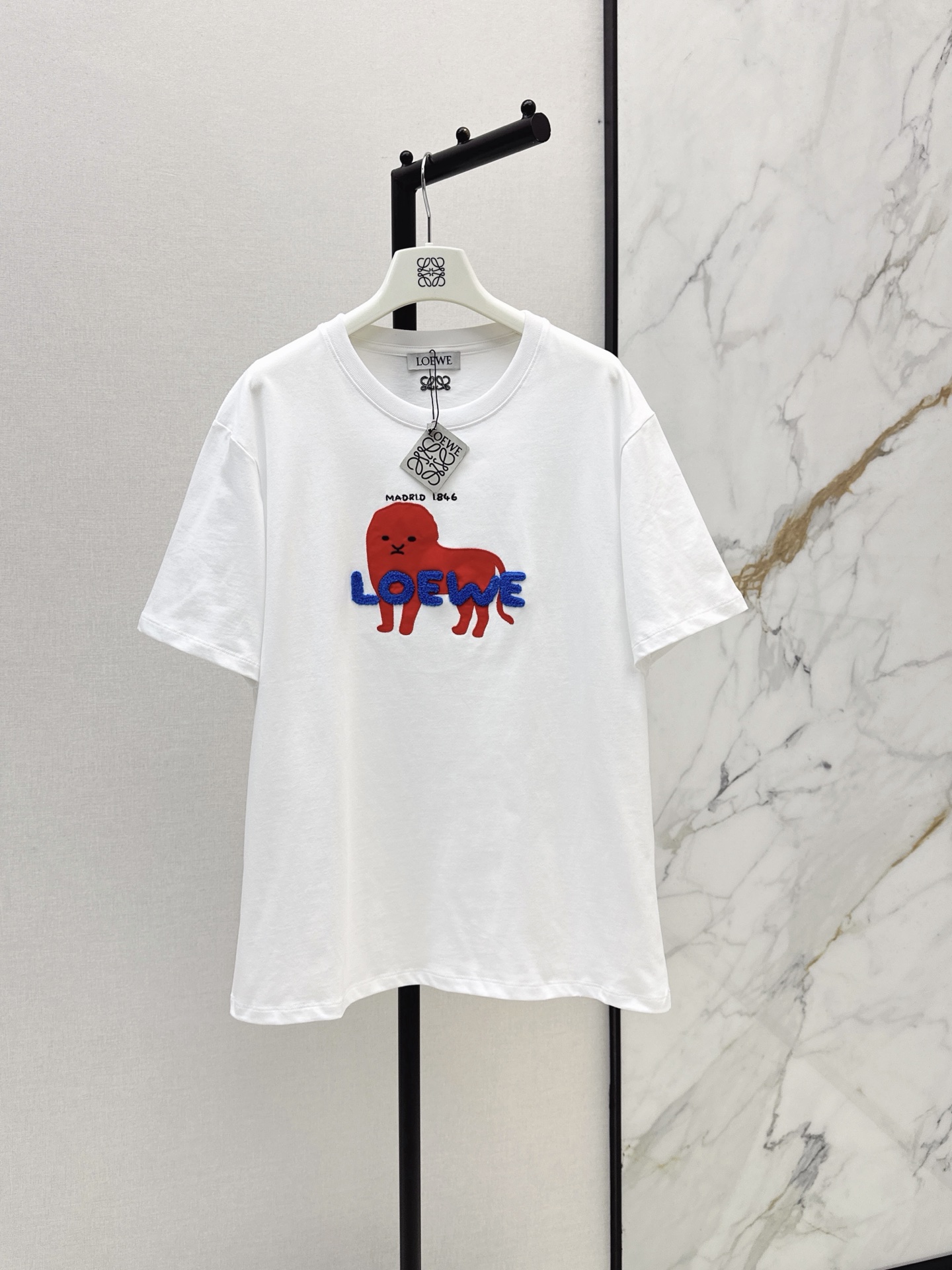NO:908270,Loe 26Ss————The latest spring and summer little lion print embroidered T-shirt. It is made of cotton fabric. It is soft and breathable. Round neck and loose fit. It hides the flesh and looks slim. It is not picky about the figure. The red little lion + blue LOGO is super recognizable. The towel embroidery process is three-dimensional and soft to the touch. Full details. It is very versatile for daily wear. It goes well with jeans or casual pants. Two colors of sml, loewe, jeans, tees, t-shirt,19860909Loe 26Ss————春夏最新款小狮子印花刺绣T恤 采用棉质面料 软糯透气 圆领宽松版型 藏肉显瘦 不挑身材 红色小狮子+蓝色LOGO超有辨识度 毛巾绣工艺 触感立体柔软 细节满分 日常穿搭超百搭 配牛仔裤或休闲裤都很出彩 两色sml,,loewe,jeans,tees，t-shirt,,Women's clothing
