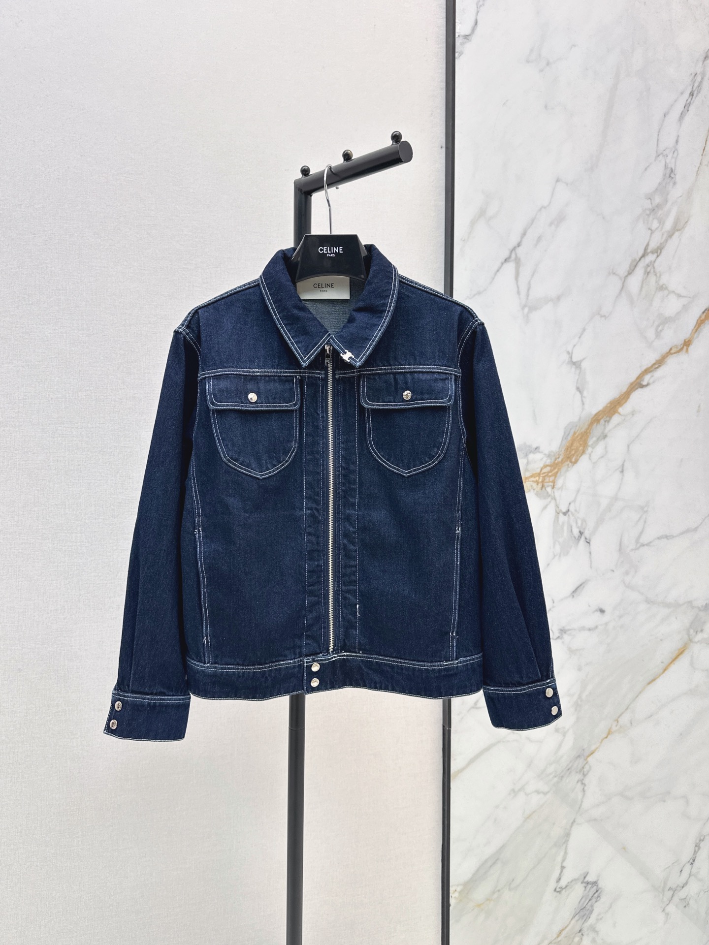 NO:908266,Ce 26Ss————The latest denim denim jacket for early autumn. Super fashionable. The upper body is cool and sassy with unique colors. The texture is fine and the cotton feels natural. It has a muscular feel. Super beautiful. One color sml,,jackets & coats,19860909Ce 26Ss————早秋最新款丹宁牛仔外套 超时髦 个性色调上身又酷又飒爽 纹理细腻棉感自然 有筋骨感 超级漂亮 一色sml,,jackets & coats,,Women's clothing
