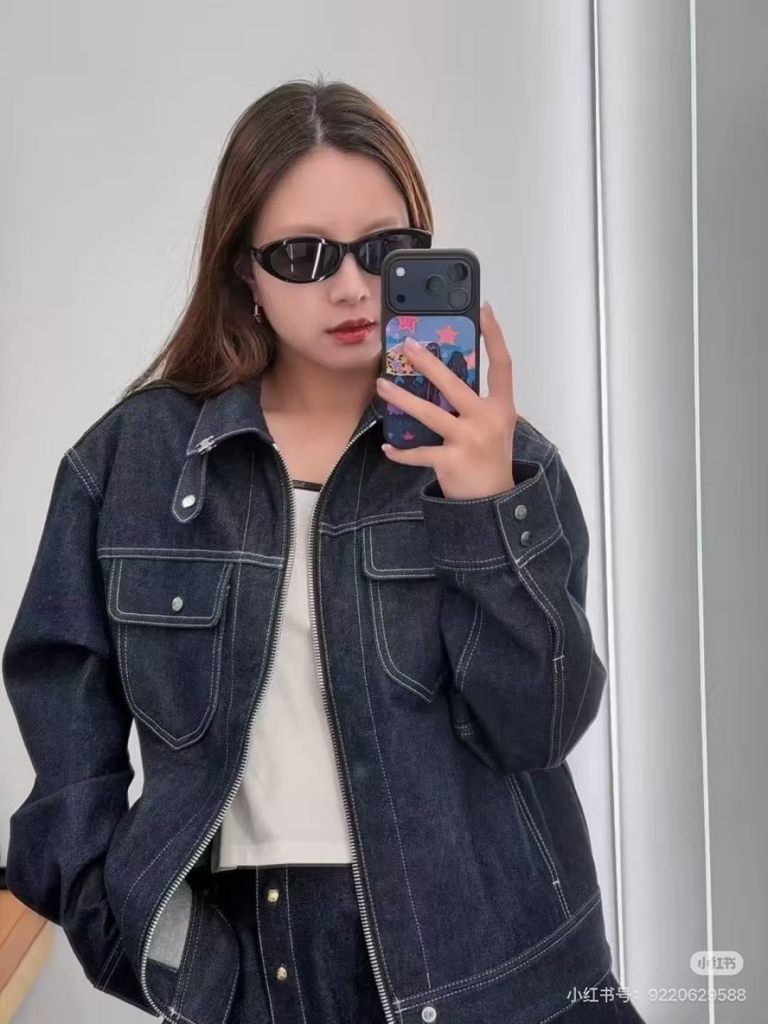 NO:958610,ceilne26 new spring and summer denim jacket  The dark indigo denim comes with a retro filter, and the neat short cut optimizes body proportions. Topstitching outlines the layers, and the double-pocket metal buckle is paired with a centered zipper placket to weaken the heavy feeling of work clothes. The stiff cotton material is shaped but not soft, simple and without redundancy.  The design is suitable for both commuting and leisure. Pair it casually with a skirt or denim of the same color, and easily achieve the relaxed and high-end Parisian atmosphere. One piece can be worn in many seasons. In stock 36/38/40, skirts, jackets  & coats,19860909ceilne26春夏新品 牛仔外套 深靛原色丹宁自带复古滤镜,利落短款剪裁优化身材比例.明线车缝勾勒层次,双袋金属扣搭配居中拉链门襟,弱化工装厚重感.硬挺棉料塑形不软塌,简约无冗余设计,通勤休闲皆适配.随性搭配裙装或同色系牛仔,轻松拿捏松弛高级的巴黎氛围,一件贯穿多季穿搭.现货36/38/40,,skirts,jackets & coats,,Women's clothing