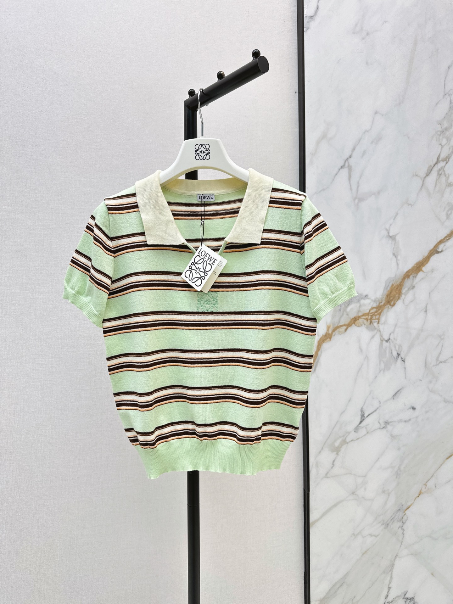 NO:908259,Loe 26Ss————The latest mint green contrasting striped sweater for spring and summer comes with a refreshing summer filter. The milky white splicing lapel weakens the shoulder line. It modifies the face and is super gentle. The delicate icy knitted fabric is light and breathable. It is not stuffy to wear in the dog days. The embroidered logo on the chest is low-key and noble. The retro contrasting stripes do not pick up the skin. The hem is loose and slightly closed. When paired with shorts and skirts, it has a Korean style relaxation.  One color sml,,loewe,skirts,shorts,19860909Loe 26Ss————春夏最新款薄荷绿撞色条纹针织衫自带清爽夏日滤镜 奶白拼接翻领弱化肩线 修饰脸型超温柔 细腻冰感针织轻薄透气 三伏天穿也不闷 胸口刺绣logo低调显贵 复古撞色条纹不挑皮 宽松微收下摆 搭配短裤半裙都自带韩系松弛感 一色sml,,loewe,skirts,shorts,,Women's clothing
