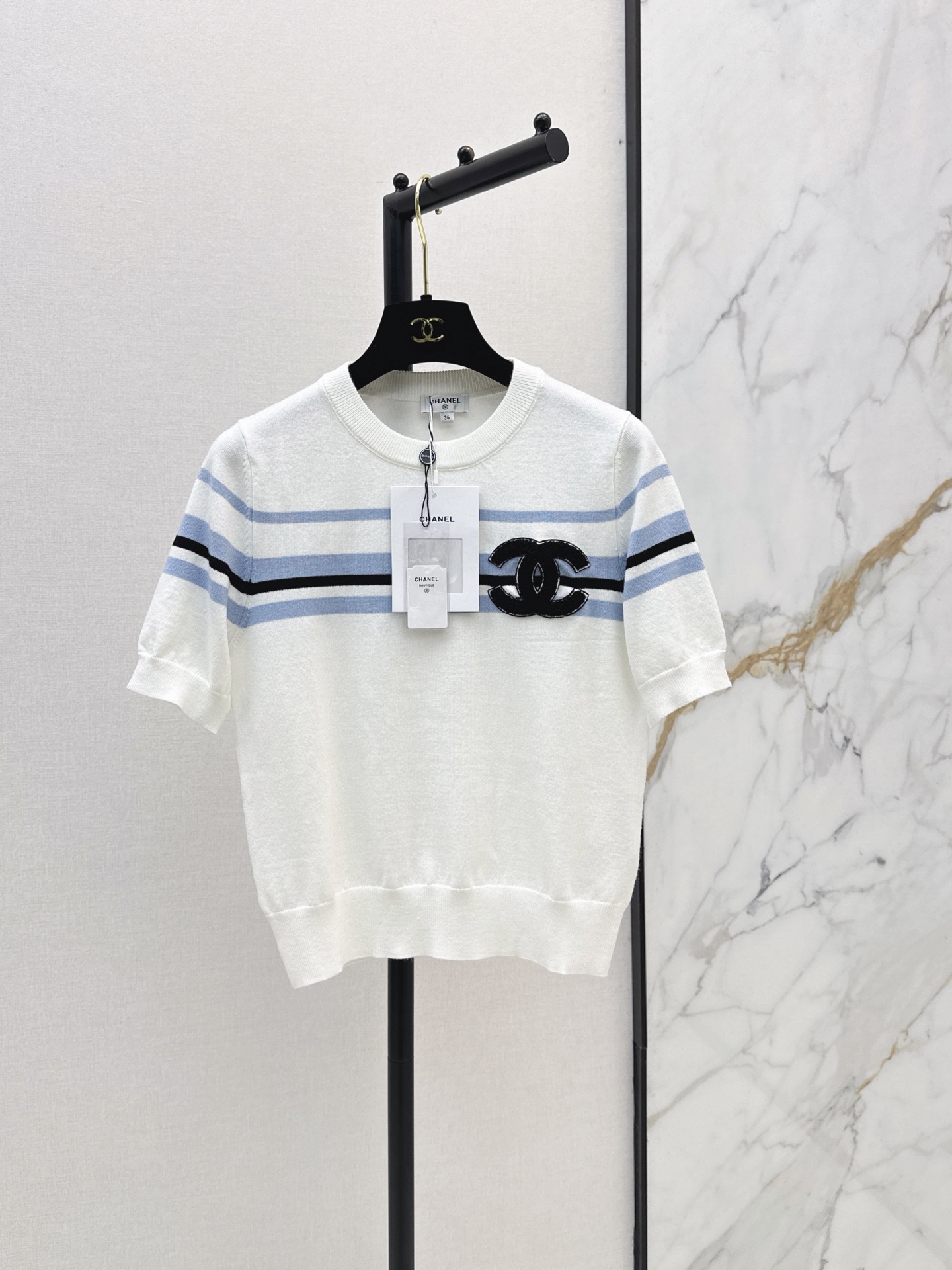 NO:908254,C Home 26Ss————The latest refreshing white-toned striped knitted short-sleeve for spring and summer has a gentle and rich family atmosphere. The classic round neck fits the neck without picking up the face shape. The three-dimensional double C embroidery logo on the chest is low-key and highlights the light luxury texture. Delicate knitting is breathable and soft. Suitable for single wear in spring and summer. It is elegant and everyday with skirt jeans. Two-color sml, chanel, skirts, jeans, T-shirt,19860909C家 26Ss————春夏最新款清爽白调条纹针织短袖自带温柔富家千金氛围感 经典圆领贴合脖颈不挑脸型 胸前立体双C刺绣标识 低调凸显轻奢质感 细腻针织透气软糯 春夏单穿内搭都适配 配半裙牛仔裤优雅又日常 两色sml,,chanel,skirts,jeans,T-shirt,,Women's clothing