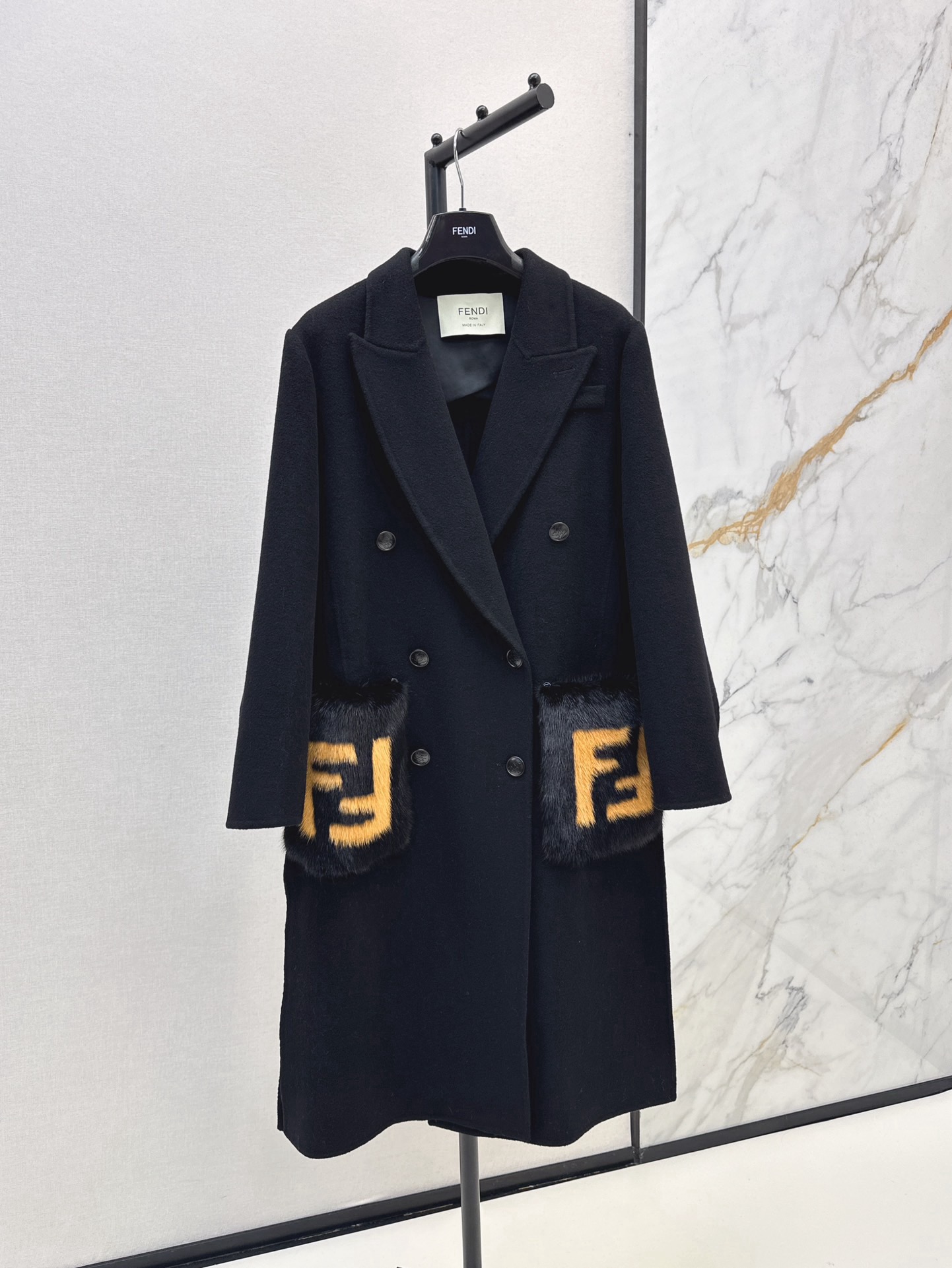 NO:932967,Hot item recommendation: FD 26Ss - the latest mink coat with double F pocket decoration in autumn and winter. This coat perfectly illustrates the top effect of the brand with hand-stitching and ingenious stitching. The coat has unique characteristics of the F letter symbol series. It is a perfect combination of classic and modern, showing a simple and domineering style. It is high-end and wide. Customized button decoration is fashionable and generous. One color ready for sale sml,,19860909爆单款推荐 FD 26Ss———秋冬最新款水貂双F口袋装饰大衣这款以手工缝线和别出心裁的缝合完美阐释品牌的顶级效应 大衣别具F字母象征系列特色 古典现代完美结合 彰显简约霸气风范 高级挺阔 定制纽扣装饰时尚大方 一色现货发售sml,,,Women's clothing