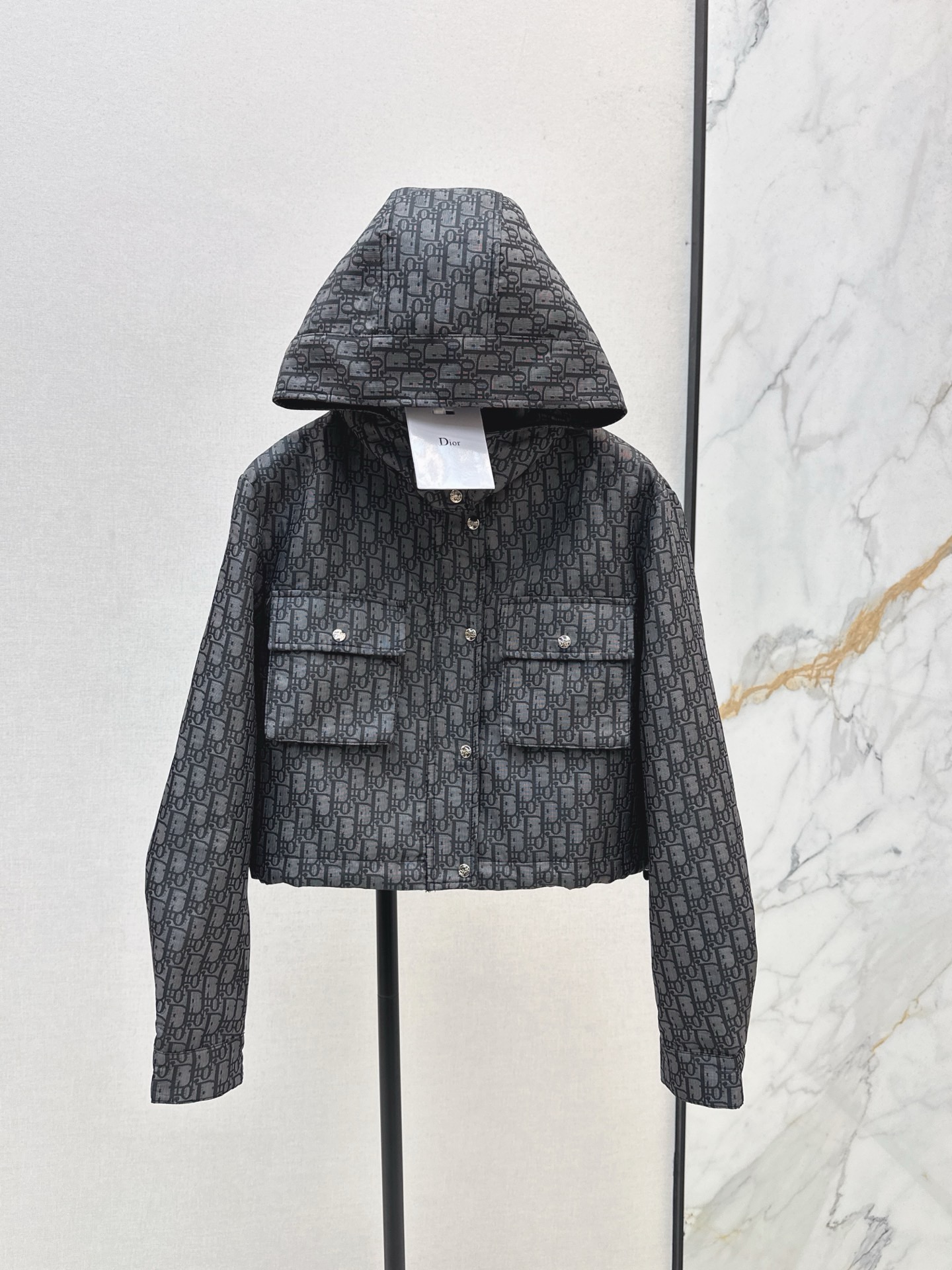 NO:932989,Hot-selling series model CD 26Ss - the latest full-D jacquard hooded short jacket with four large work pockets~~the logo color flip design on the back is handsome and fashionable!  The hat is detachable to create a stand-up collar effect. The three-dimensional cut is quite wide. The upper body looks taller and more handsome. One color sml,,jackets & coats,jackets & coats,hats,19860909爆单系列款 CD 26Ss———最新款满D提花连帽短款夹克外套 四个工装大口袋～～背面logo配色翻盖设计帅气又时髦！帽子可拆卸呈现出立领效果 立体剪裁挺阔版型 上身显高挑 帅气十足 一色sml,,jackets & coats,jackets & coats,hats,,Women's clothing
