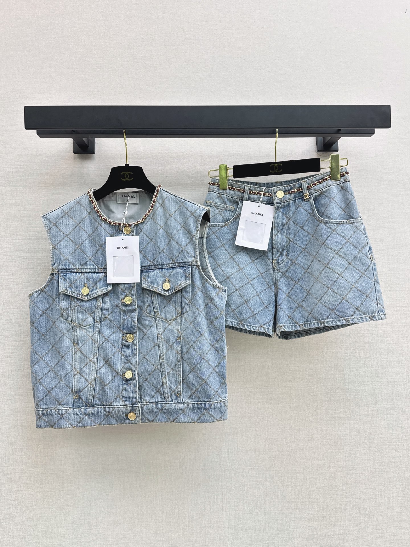 NO:950205,C Home 26Ss - the latest handmade chain-decorated denim series for early autumn. Short vest + long lapel vest + shorts. The whole series is available. Heavy rhombus stitching is very representative. Purely handmade red chain. Super detailed. It looks good whether it is a set or worn alone. You can mix and match at will. One-color sml short, chanel, shorts,19860909C家 26Ss————早秋最新款手工链条装饰牛仔系列 短款马甲+长款翻领马甲+短裤 一整个系列都有 重工菱格车线 很有代表性 纯手工的红色链条 超有细节感 不管是一套搭配或者单穿都好看 可以随意组合搭配 一色sml 短款,,chanel,shorts,,Women's clothing