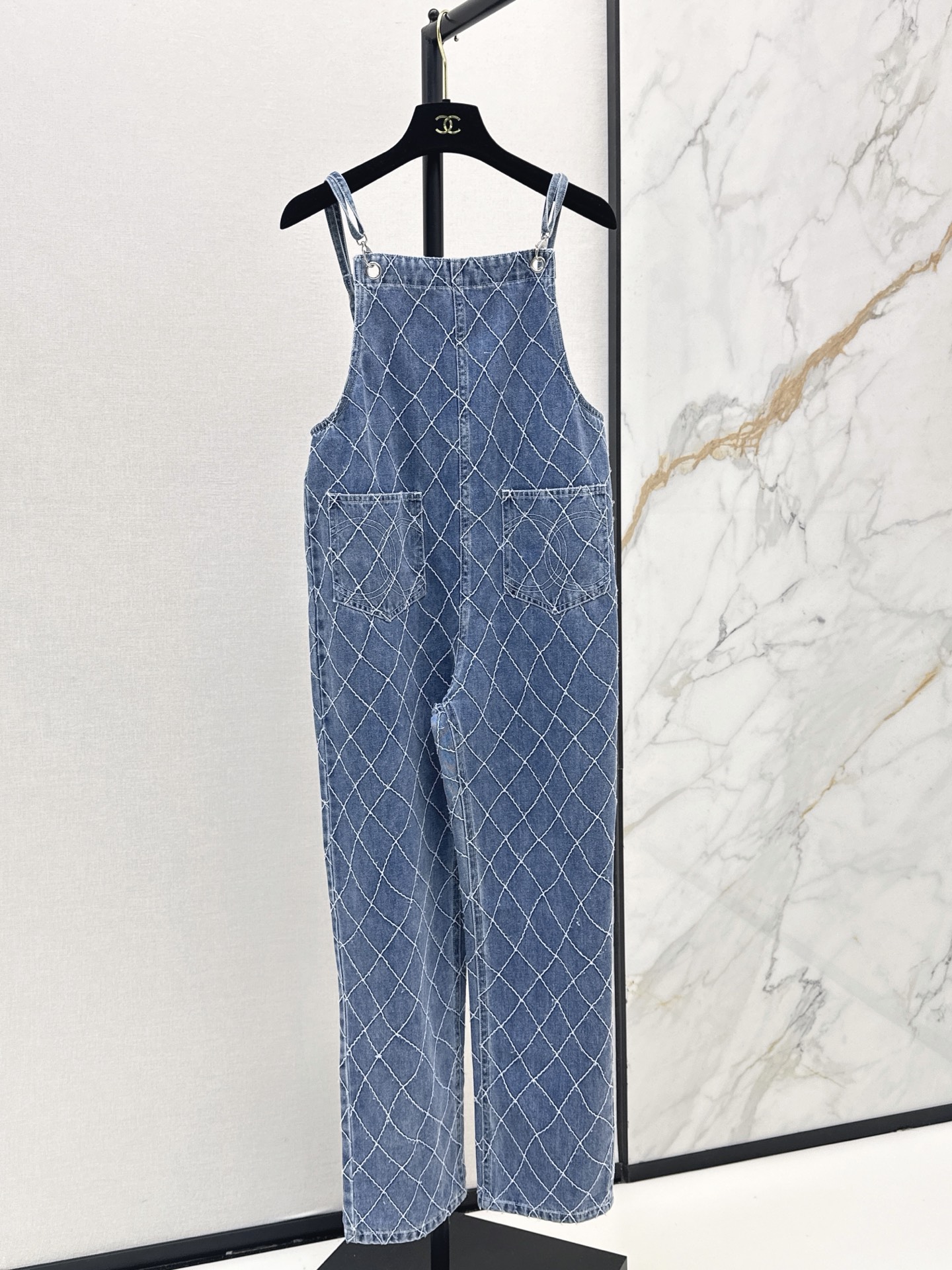NO:950193,C Home 26Ss - the latest denim denim jumpsuit for early autumn. Super fashionable. The upper body is cool and sassy with a unique color tone. The texture is delicate, and the cotton feel is natural and muscular. Super beautiful. The details are super well made. One color sml,,chanel,19860909C家 26Ss———早秋最新款丹宁牛仔连体裤 超时髦 个性色调上身又酷又飒爽 纹理细腻,棉感自然有筋骨感 超级漂亮 细节做工超级好一色sml,,chanel,,Women's clothing