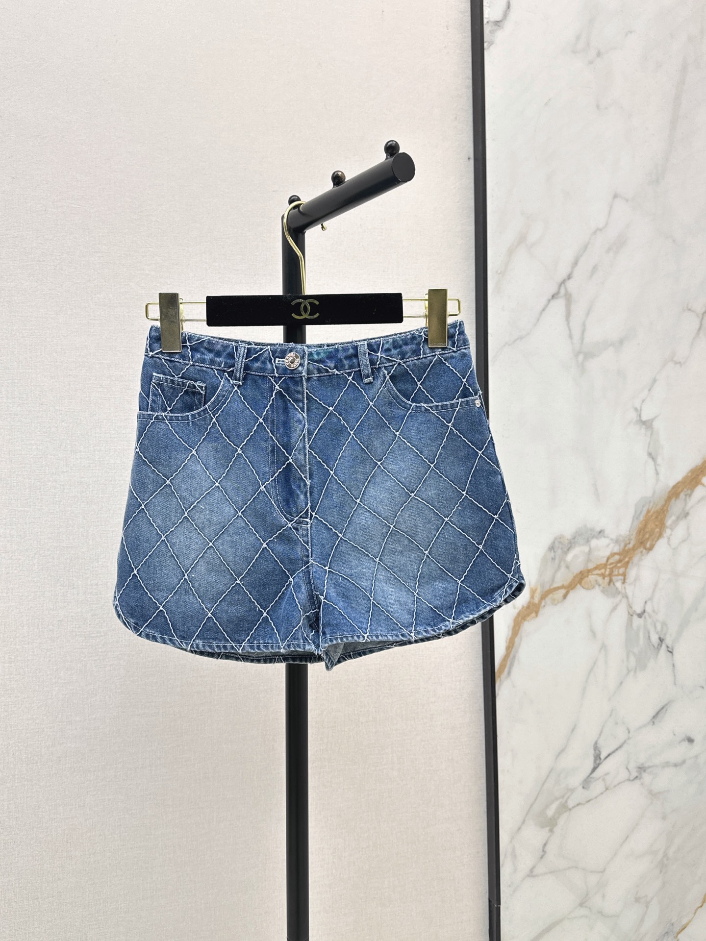 NO:950133,C Home 26Ss————The latest diamond denim shorts in early autumn are super fashionable. The upper body is cool and sassy with a unique color tone. The texture is fine and the cotton feels natural. It has a muscular feel and is super beautiful. The details are super well made. Two colors sml,,chanel,shorts,19860909C家 26Ss————早秋最新款菱格纹丹宁牛仔短裤超时髦 个性色调上身又酷又飒爽 纹理细腻棉感自然 有筋骨感超级漂亮 细节做工超级好 两色sml,,chanel,shorts,,Women's clothing