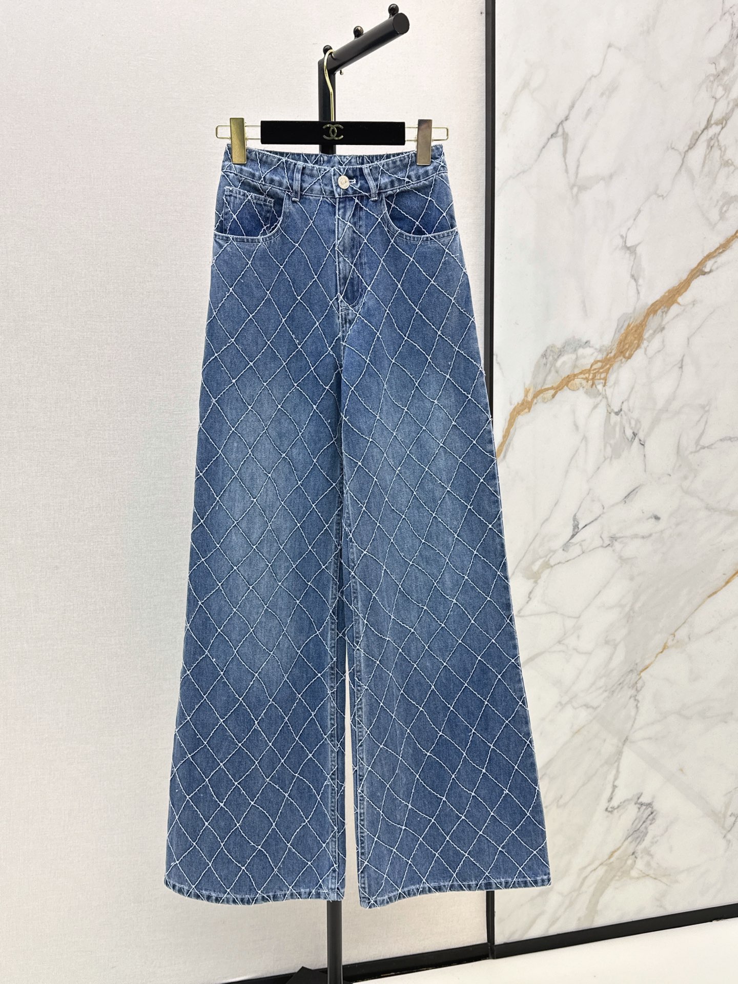 NO:950180,C Home 26Ss————The latest diamond denim denim trousers in early autumn. Super fashionable. The upper body is cool and sassy with unique tones. The texture is fine and the cotton feels natural. It has a muscular feel and is super beautiful. The details are super well made. Two colors sml,,chanel,19860909C家 26Ss————早秋最新款菱格纹丹宁牛仔长裤 超时髦 个性色调上身又酷又飒爽 纹理细腻棉感自然 有筋骨感超级漂亮 细节做工超级好 两色sml,,chanel,,Women's clothing