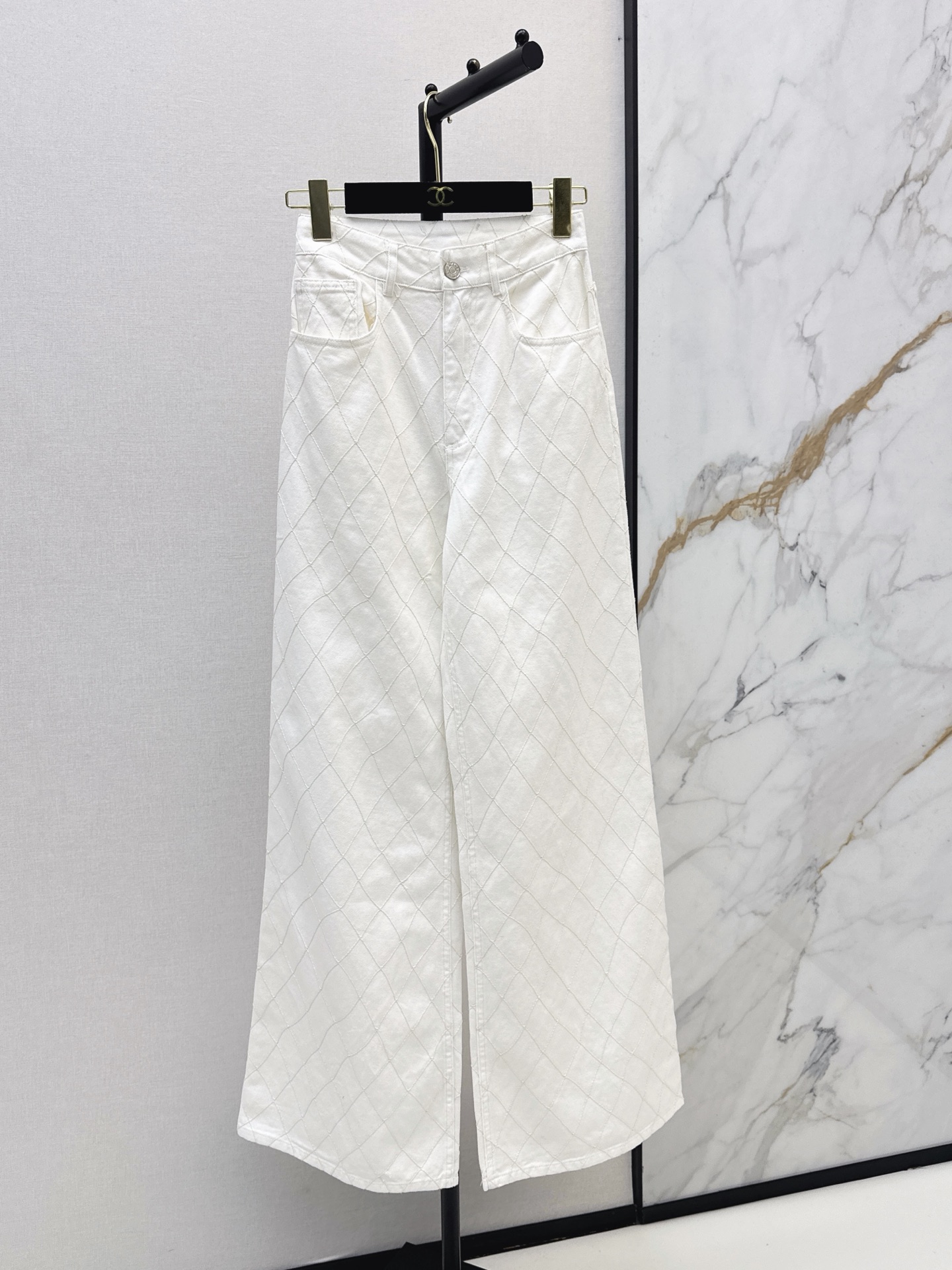NO:950157,C Home 26Ss————The latest diamond denim denim trousers in early autumn. Super fashionable. The upper body is cool and sassy with unique tones. The texture is fine and the cotton feels natural. It has a muscular feel and is super beautiful. The details are super well made. Two colors sml,,chanel,19860909C家 26Ss————早秋最新款菱格纹丹宁牛仔长裤 超时髦 个性色调上身又酷又飒爽 纹理细腻棉感自然 有筋骨感超级漂亮 细节做工超级好 两色sml,,chanel,,Women's clothing