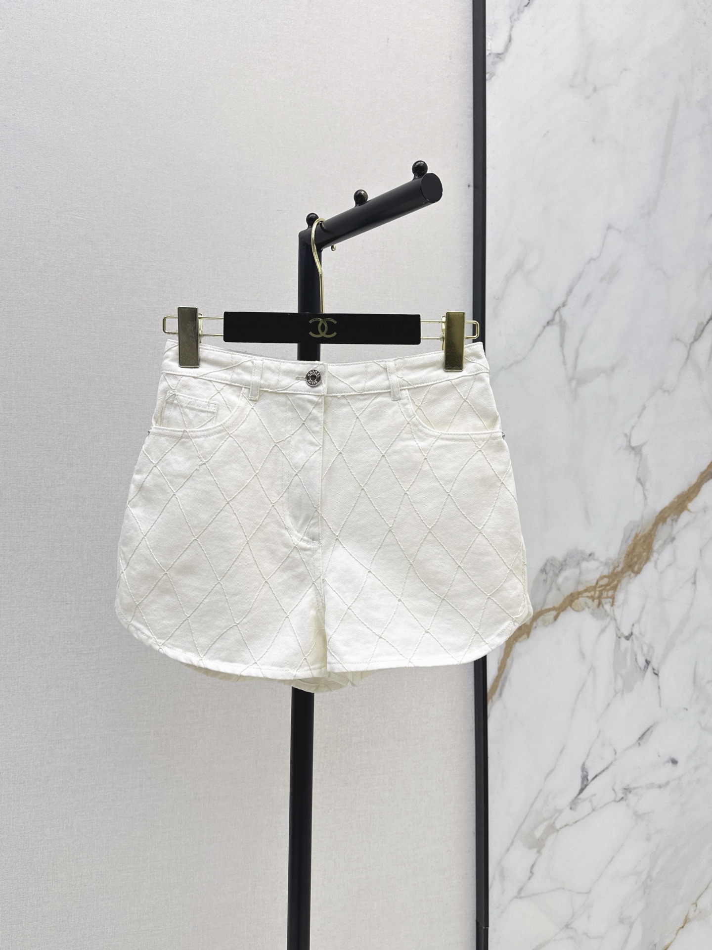 NO:950229,C Home 26Ss————The latest diamond denim shorts in early autumn are super fashionable. The upper body is cool and sassy with a unique color tone. The texture is fine and the cotton feels natural. It has a muscular feel and is super beautiful. The details are super well made. Two colors sml,,chanel,shorts,19860909C家 26Ss————早秋最新款菱格纹丹宁牛仔短裤超时髦 个性色调上身又酷又飒爽 纹理细腻棉感自然 有筋骨感超级漂亮 细节做工超级好 两色sml,,chanel,shorts,,Women's clothing