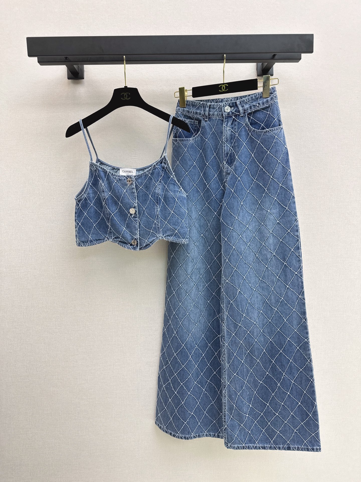 NO:950169,C's 26Ss - the latest model of rhombus denim denim suspenders for early autumn is super fashionable. The upper body is cool and sassy with a unique color tone. The texture is delicate and the cotton feel is natural and sinewy. Super beautiful. The details are super well made. Two-color sml,,chanel,19860909C家 26Ss———早秋最新款菱格纹丹宁牛仔吊带超时髦 个性色调上身又酷又飒爽 纹理细腻 棉感自然有筋骨感 超级漂亮 细节做工超级好 两色sml,,chanel,,Women's clothing