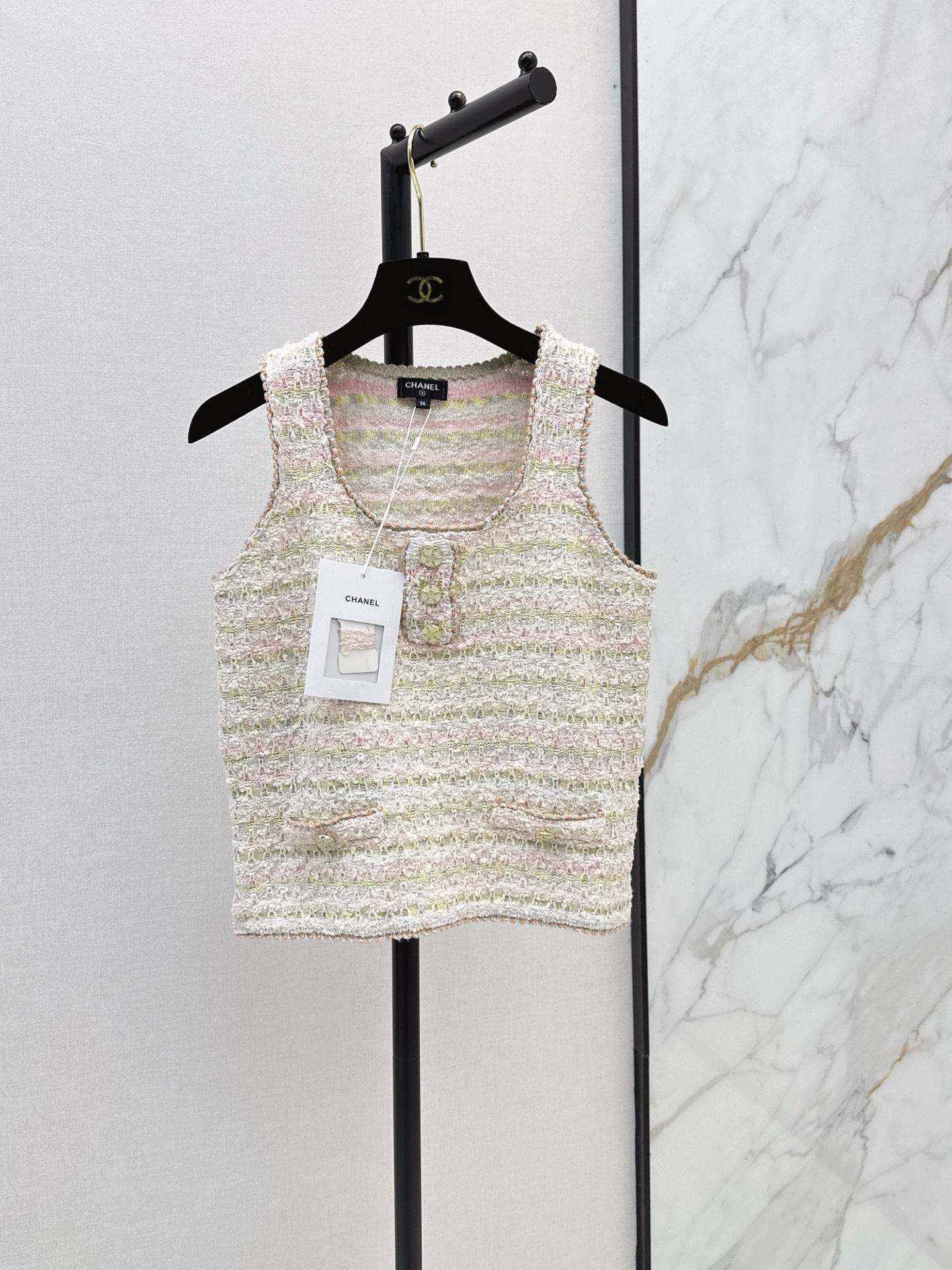 NO:950192,C Home 26Ss————The latest pink tweed vest in early autumn is made of soft tweed material. Pink, yellow and white stripes are intertwined. Romantic and orderly. Sleeveless design + front buttons. Practical and detailed. Wavy cut at the hem. Smart and playful. Suitable for spring and summer wear. Pair with high-waisted pants or skirts. Easily get a fresh and elegant daily look~one color sml,,chanel,skirts,19860909C家 26Ss————早秋最新款粉色粗花呢背心柔软粗花呢材质 粉黄白条纹交织 浪漫又有序 无袖设计+正面纽扣 实用又有细节感 下摆波浪剪裁 灵动俏皮春夏穿搭超适合 搭配高腰裤或半身裙 轻松get清新优雅日常look～一色sml,,chanel,skirts,,Women's clothing