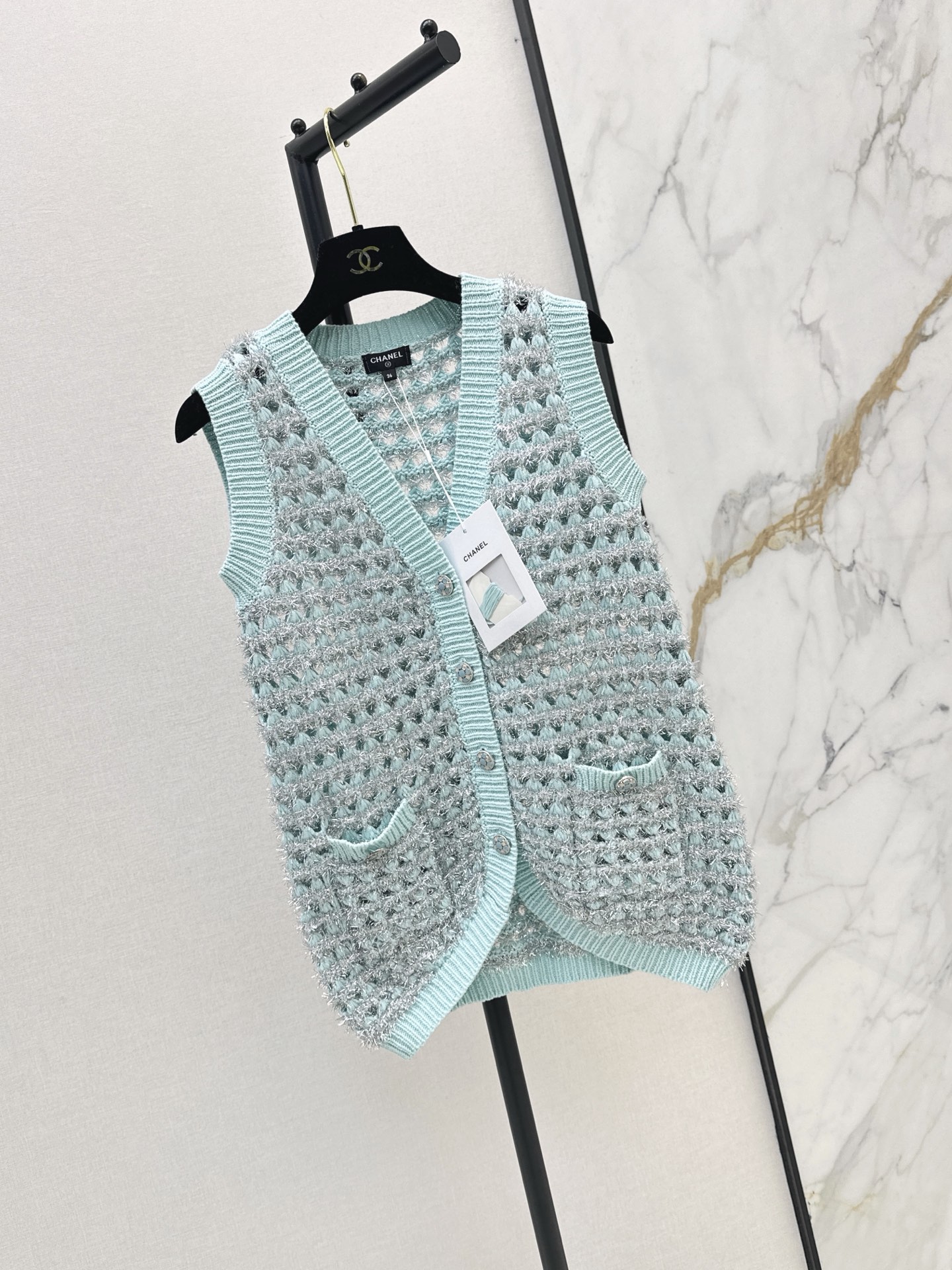 NO:950181,C Home 26Ss - The latest early autumn V-neck hollow knitted vest with aqua tones + silver yarn. The fishnet hollow design is super layered and soft knitted fabric. Breathable and comfortable. V-neck button placket. Equipped with two small pockets. Practical and playful ~ can be easily used for daily commuting and leisure. Pair with high-waisted skirts or loose trousers. Lazy oxygen feeling. One color sml,,chanel,skirts,19860909C家 26Ss————早秋最新款V领镂空针织马甲水蓝色调+银丝纱线 鱼网镂空设计超有层次感柔软针织面料 透气又舒适 V领纽扣开襟 配有两个小口袋 实用又俏皮～日常通勤休闲都能轻松驾驭 搭高腰短裙or宽松裤装 慵懒氧气感 一色sml,,chanel,skirts,,Women's clothing