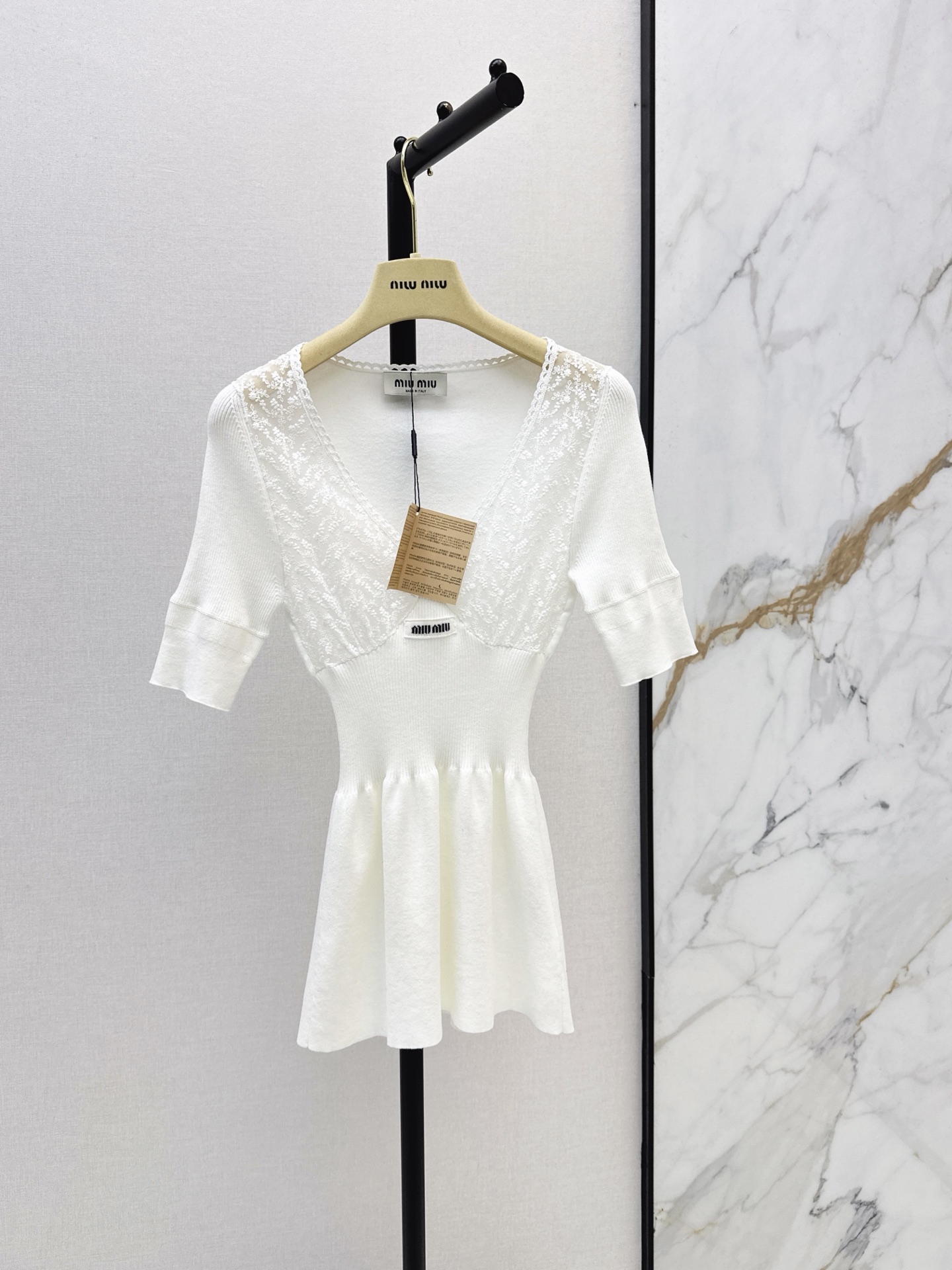 NO:950168,Miu 26Ss————The latest white lace splicing top in early autumn is elegant and exquisite. V-neck + floral lace splicing. Perfect feminine temperament. The knitted fabric has good elasticity. The short-sleeved design fits the body and is super comfortable to wear in spring and summer. The skirt is naturally drooping. It can be easily controlled in daily or light formal occasions. Miu's girly and fashionable sense are perfectly integrated in this skirt. Pair it with high heels or small bags to make it look fuller. One color sml,,miumiu,high heels,skirts,T-shirt,19860909Miu 26Ss————早秋最新款白色蕾丝拼接上衣优雅精致 V领+花卉蕾丝拼接 柔美气质满分 针织面料弹力好 贴合身形短袖设计春夏穿超舒服 裙摆自然垂坠 日常或轻正式场合都能轻松驾驭 Miu的少女感和时尚感在这条裙子里完美融合 搭配高跟鞋或小包造型感直接拉满 一色sml,,miumiu,high heels,skirts,T-shirt,,Women's clothing