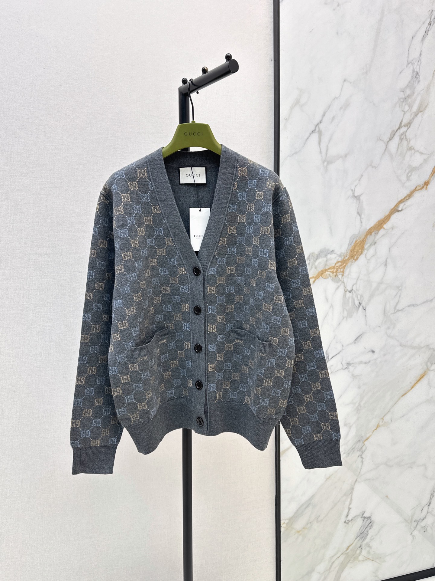 NO:950155,Same style for men and women. Highly recommended Gu 26Ss————The latest limited edition GG color pattern V-neck cardigan for autumn and winter. Heavy-duty positioning. Three-dimensional contrasting intarsia technology throughout. Fashionable and high-end. Sporty atmosphere. Classic wide version. Fashionable and high-end. White and rich beauty must enter. Not picky. The upper body looks slim. Highly recommended single product. Two colors sml l,,19860909男女同款 爆单推荐 Gu 26Ss————秋冬最新款限定gg彩色图案V领开衫重工定位立体撞色嵌花工艺贯穿时髦高级感 运动气息经典宽版版型时髦又高级 白富美必入 不挑人上身巨显瘦 强烈推荐单品 两色sml l,,,Women's clothing
