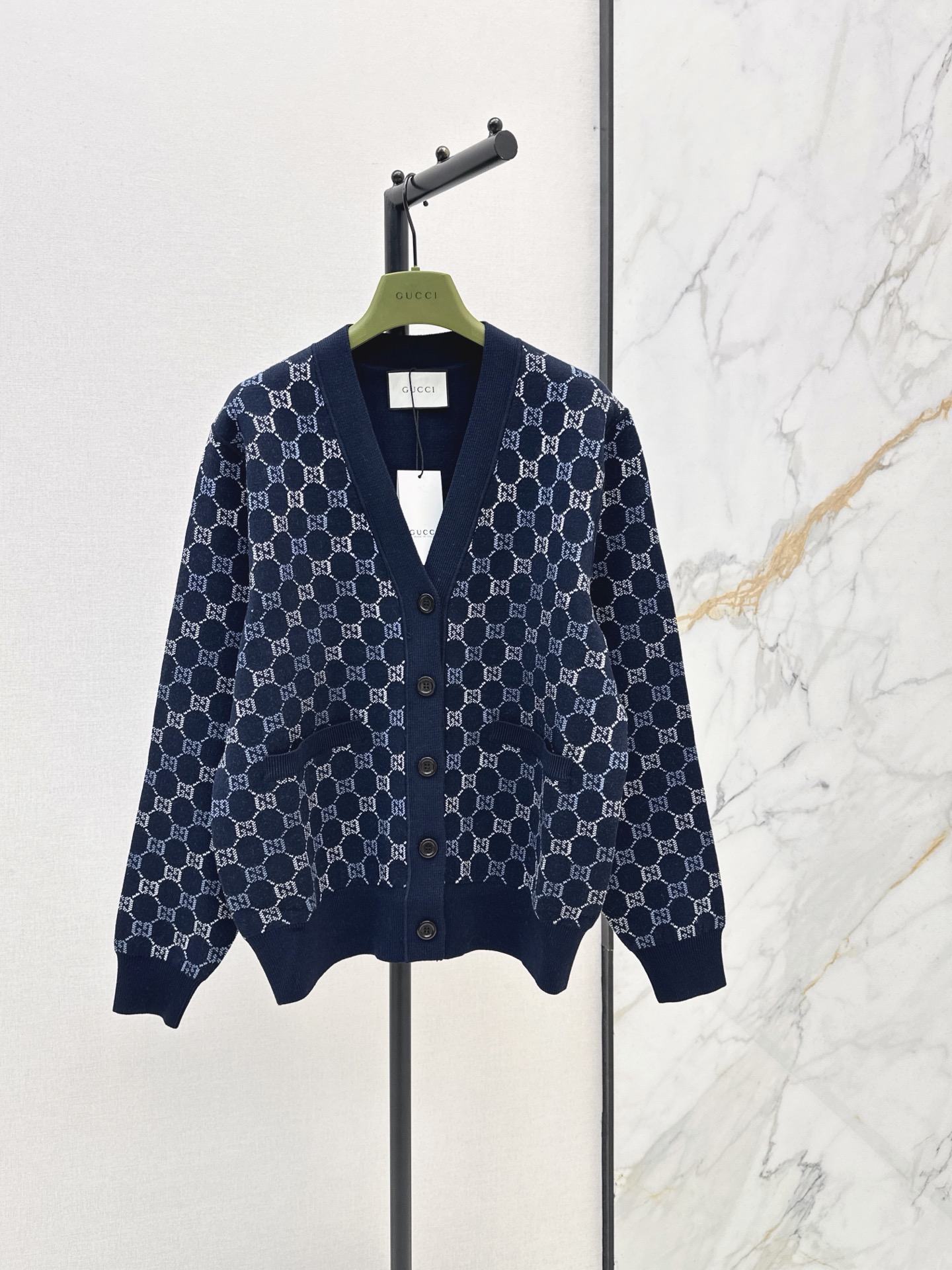 NO:950146,Same style for men and women. Highly recommended Gu 26Ss————The latest limited edition gg color pattern V-neck cardigan for autumn and winter. Heavy-duty positioning. Three-dimensional contrasting intarsia technology throughout. Fashionable and high-end. Sporty atmosphere. Classic wide version. Fashionable and high-end. White and rich beauty must buy. Not picky. The upper body looks slim. Highly recommended single product. Two colors sml,,19860909男女同款 爆单推荐 Gu 26Ss————秋冬最新款限定gg彩色图案V领开衫重工定位立体撞色嵌花工艺贯穿时髦高级感 运动气息经典宽版版型时髦又高级 白富美必入 不挑人上身巨显瘦 强烈推荐单品 两色sml,,,Women's clothing