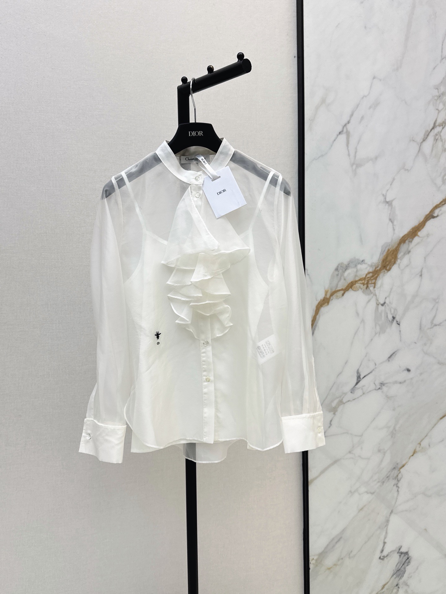NO:950134,CD 26Ss————The latest spring and summer two-piece set of ruffled stand-up collar shirts. Positioned pleated lace. The classic short front and long back style makes you slim and tall. The ruffled neckline is full of layers. The details are exquisitely embroidered. CD Little Bee. The retro palace style can be both sweet and salty. The upper body is so beautiful that it has no friends. The pure cotton fabric is light and comfortable. It is a lazy and casual high-end item. It has a sense of elegance and gorgeousness. It is a must-have for white and rich beauty. Two-color sml, shirts,19860909CD 26Ss————春夏最新款荷叶边立领衬衫两件套定位褶皱花边经典前短后长版型显瘦又高挑 荷叶边领口层次感十足 细节精致刺绣CD小蜜蜂 复古宫廷风可甜可盐气质上身美到没朋友 纯棉面料轻薄舒适 演绎慵懒随性的高级单品 自带优雅华丽感 白富美必入 两色sml,,shirts,,Women's clothing