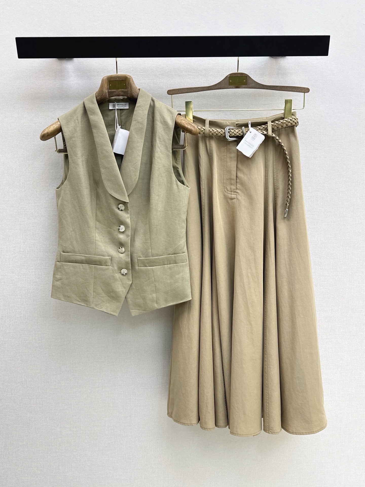 NO:950109,Exclusive first release of Bc 26Ss————The latest high-end minimalist style elegant suit for spring and summer, lapel waist vest + belt decorated umbrella-shaped large skirt. Recommended for high-end commuting. Super elegant, simple design. Elegant upper body. One set of upper body is super tall. Easily have a sense of proportion. Full of high-end style. Very versatile when worn separately. sml vest, skirts,19860909独家首发 Bc 26Ss————春夏最新款高级极简风优雅套装翻领收腰马甲+腰带装饰伞状大裙摆半裙 高阶通勤推荐 超级抬气质 简约设计感 上身优雅大气 一套上身超级显高 轻松拥有三七比例感 充满高级范 分开穿也很百搭 一色分开发 sml 马甲,,skirts,,Women's clothing