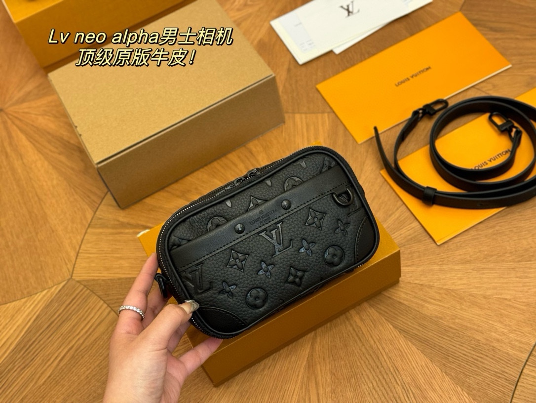 ¥265 配折叠盒飞机盒

size：16.19cm
Lv 男士相机包
24ss 男神气质！